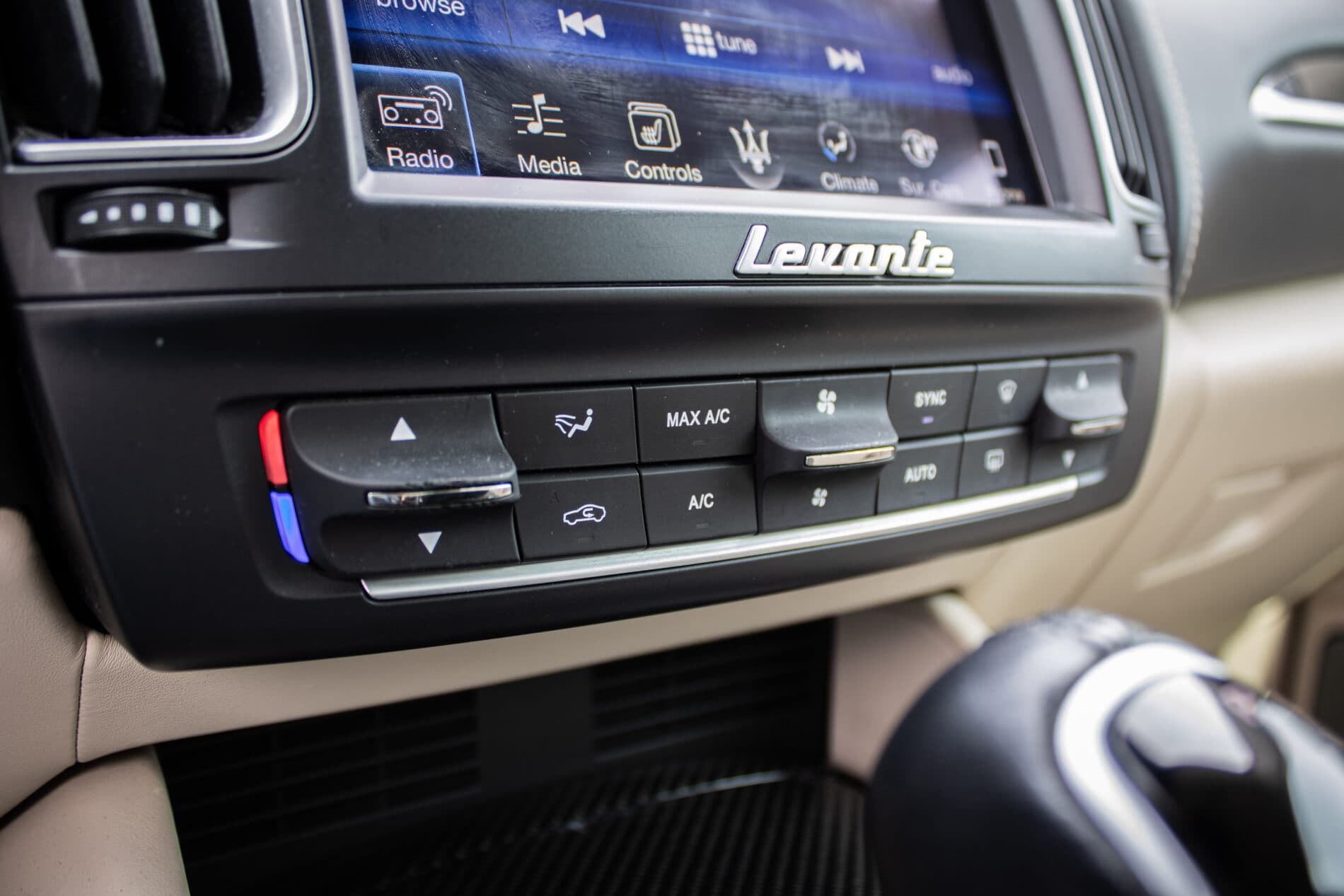 2017 Maserati Levante, černá suv, 212 484 km