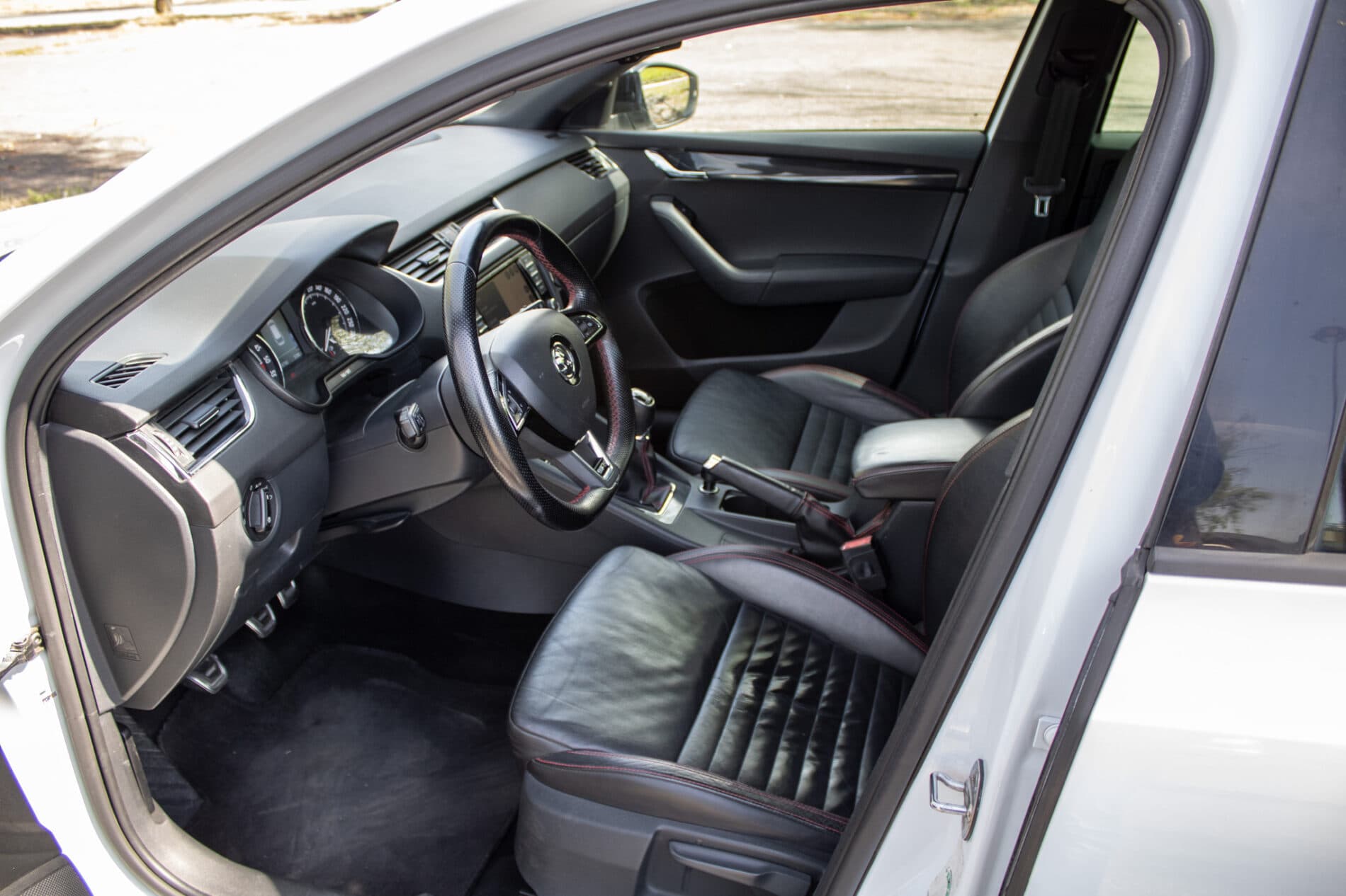 2015 Skoda Octavia RS, bílá kombi, 269 760 km
