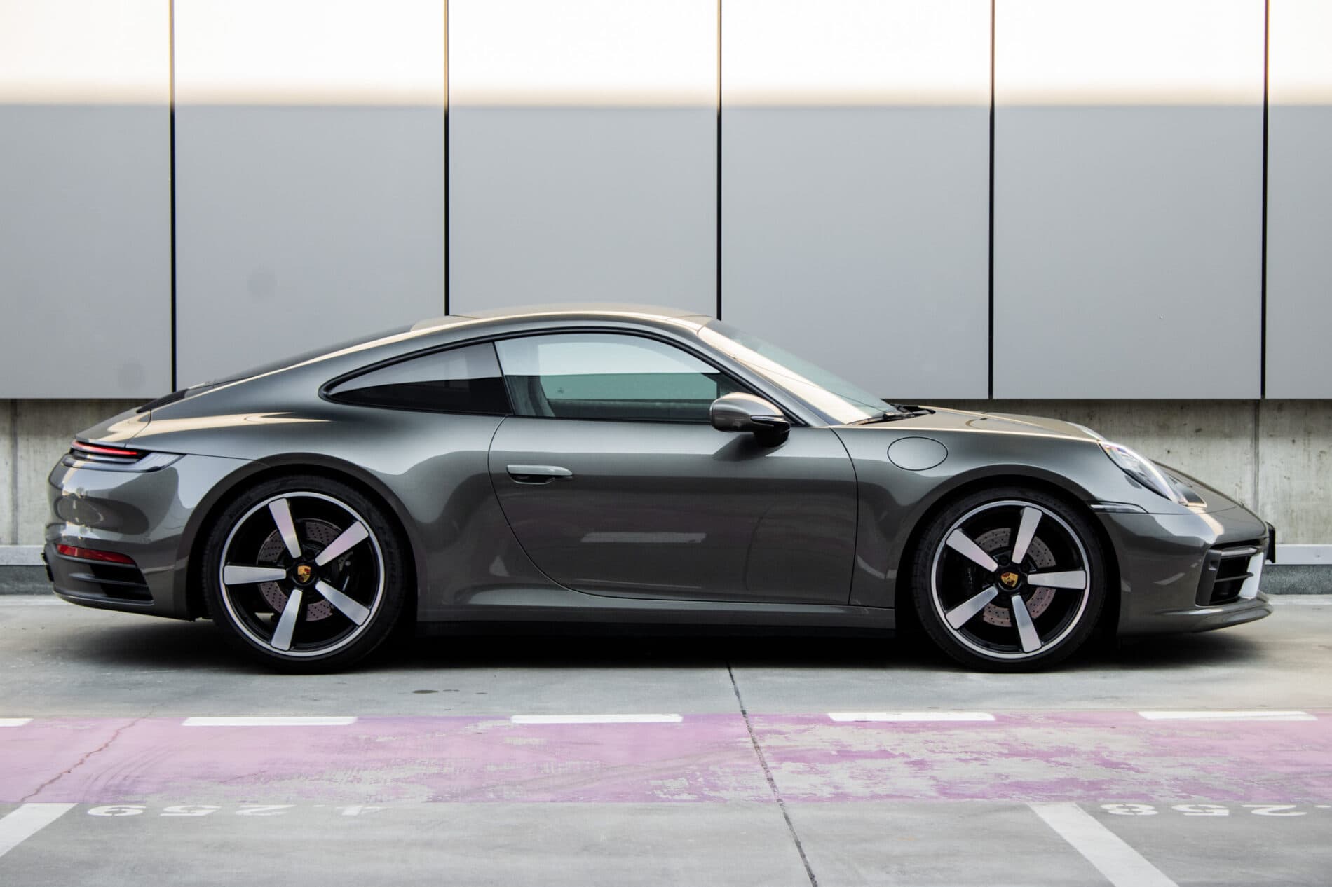 2021 Porsche 992 Carrera 4S, zelená kupé, 27 175 km