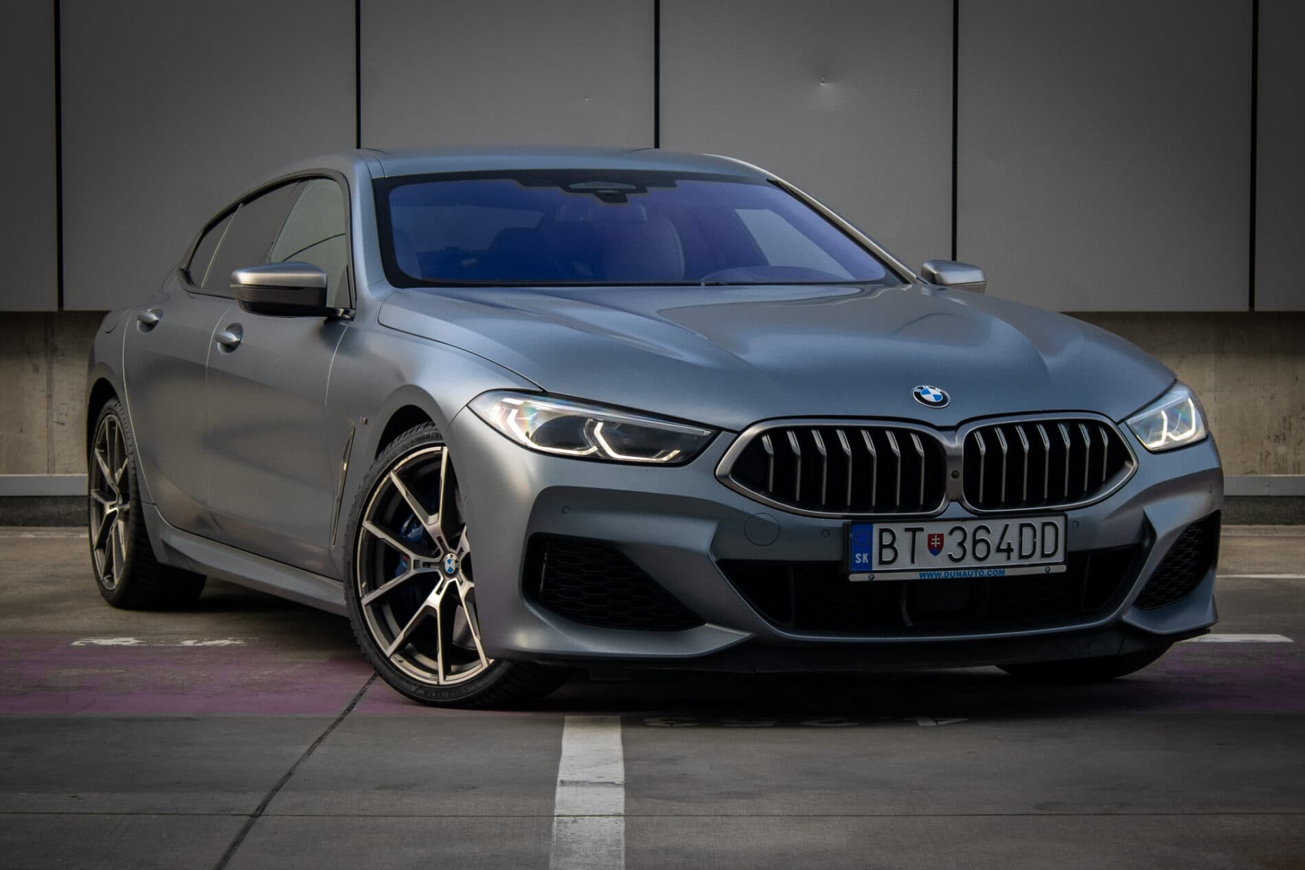 2021 BMW M850i, šedá kupé, 213 085 km