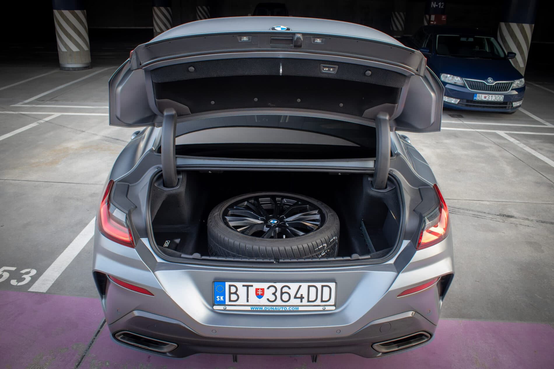 2021 BMW M850i, šedá kupé, 213 085 km