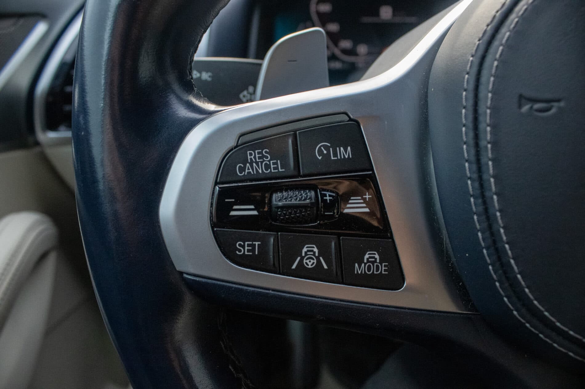 2021 BMW M850i, šedá kupé, 213 085 km