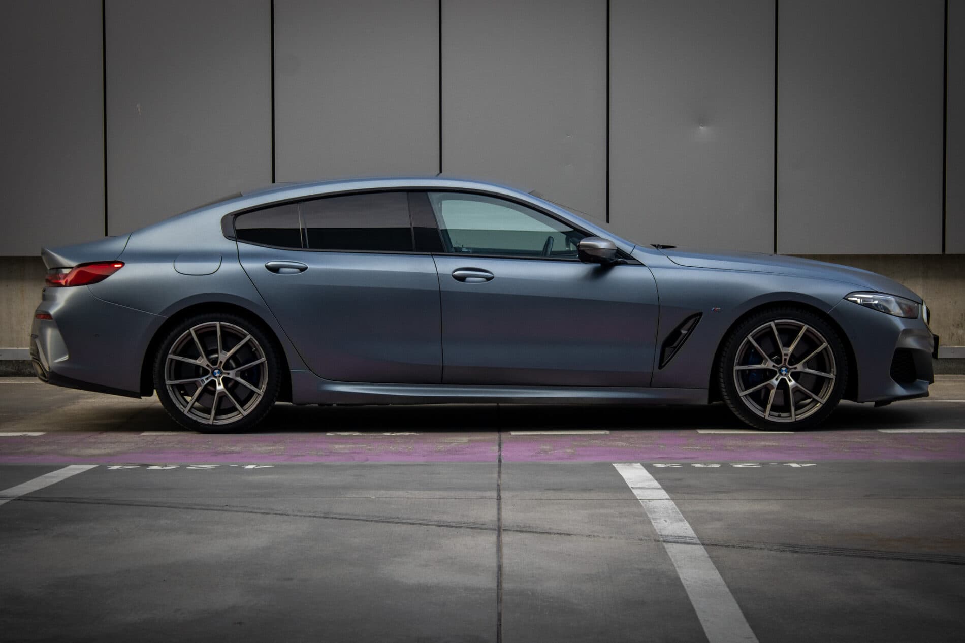 2021 BMW M850i, šedá kupé, 213 085 km