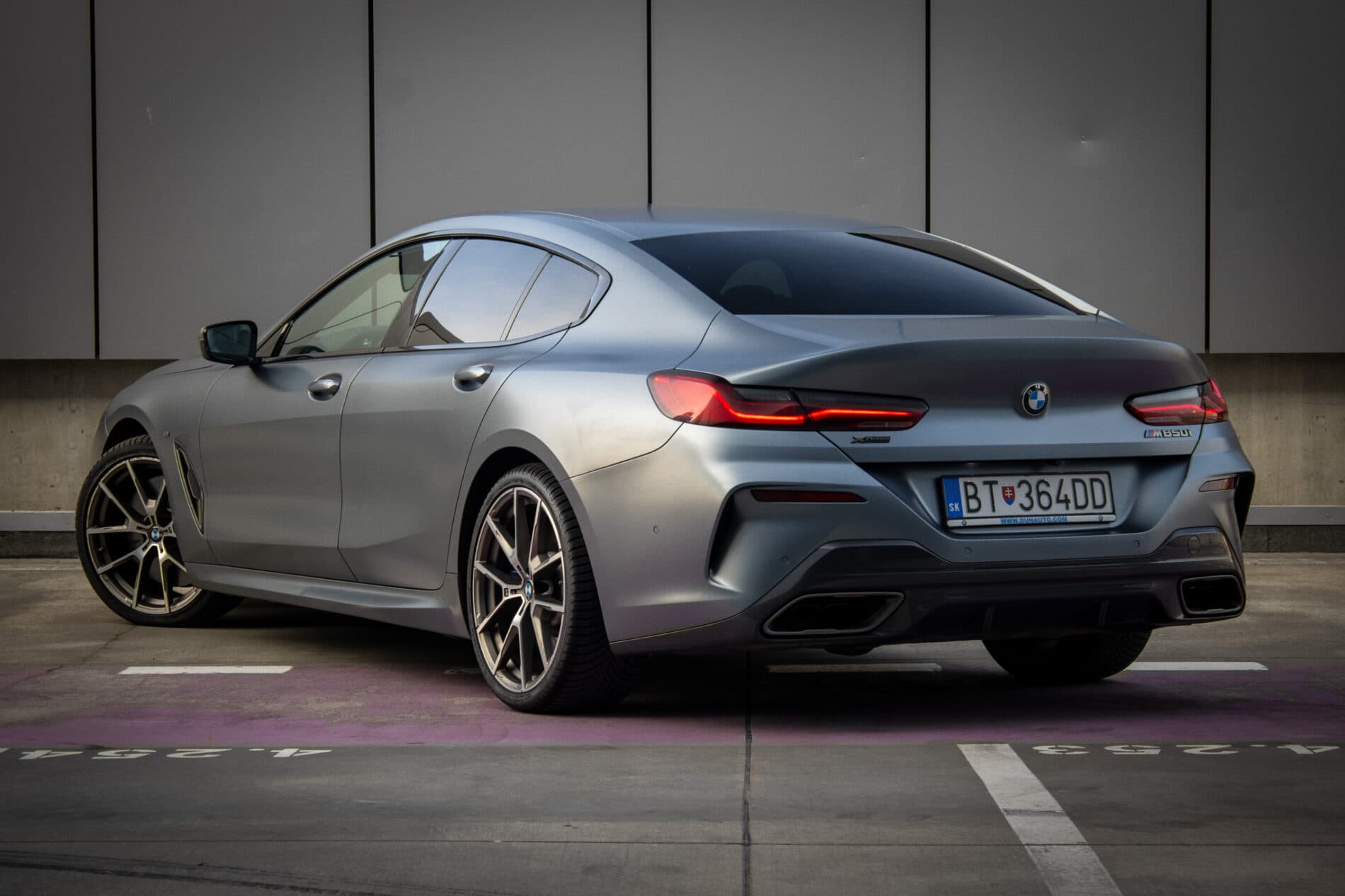 2021 BMW M850i, šedá kupé, 213 085 km