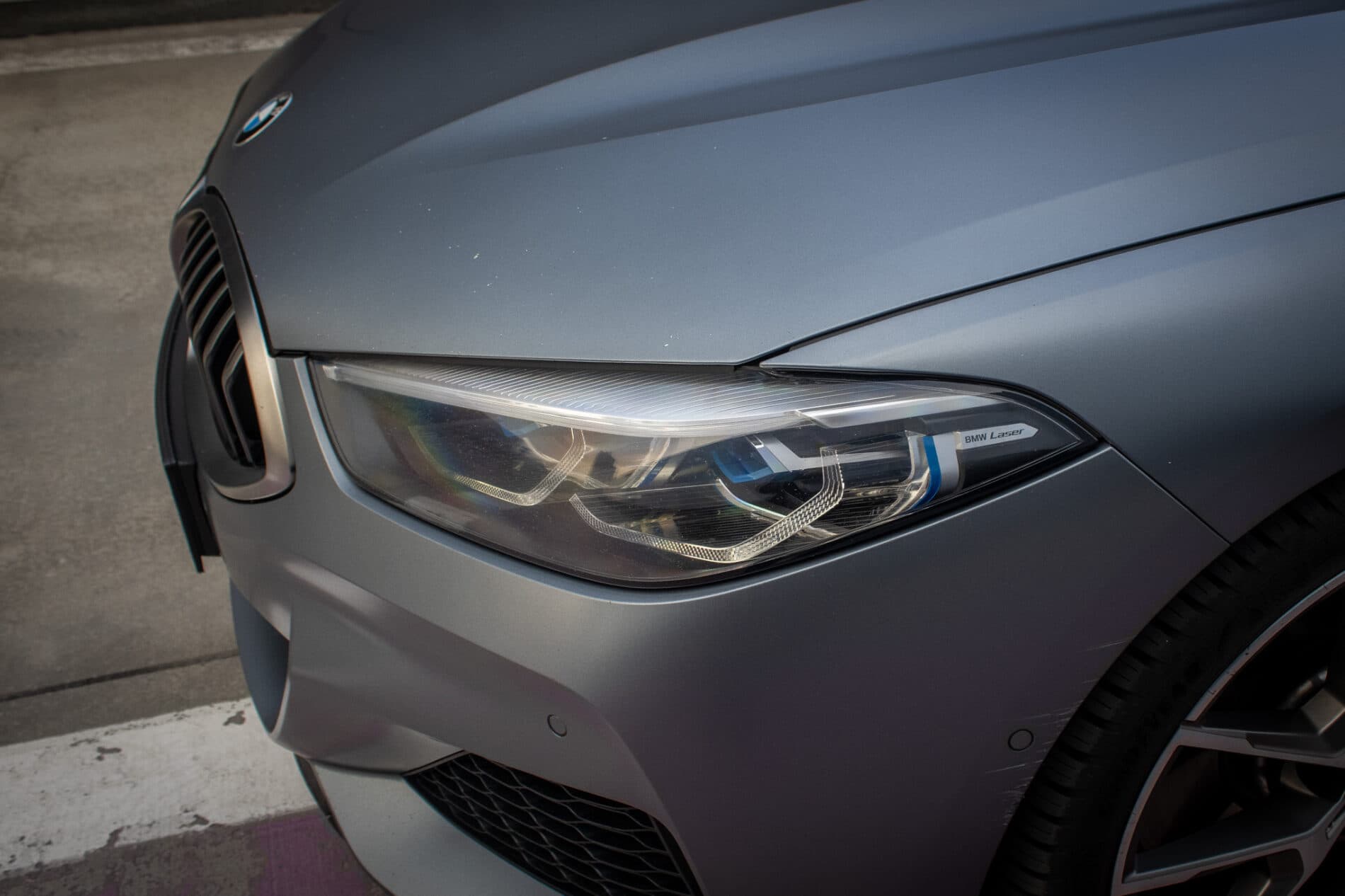 2021 BMW M850i, šedá kupé, 213 085 km
