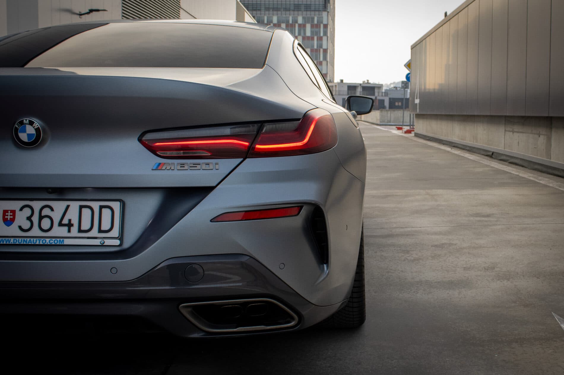 2021 BMW M850i, šedá kupé, 213 085 km