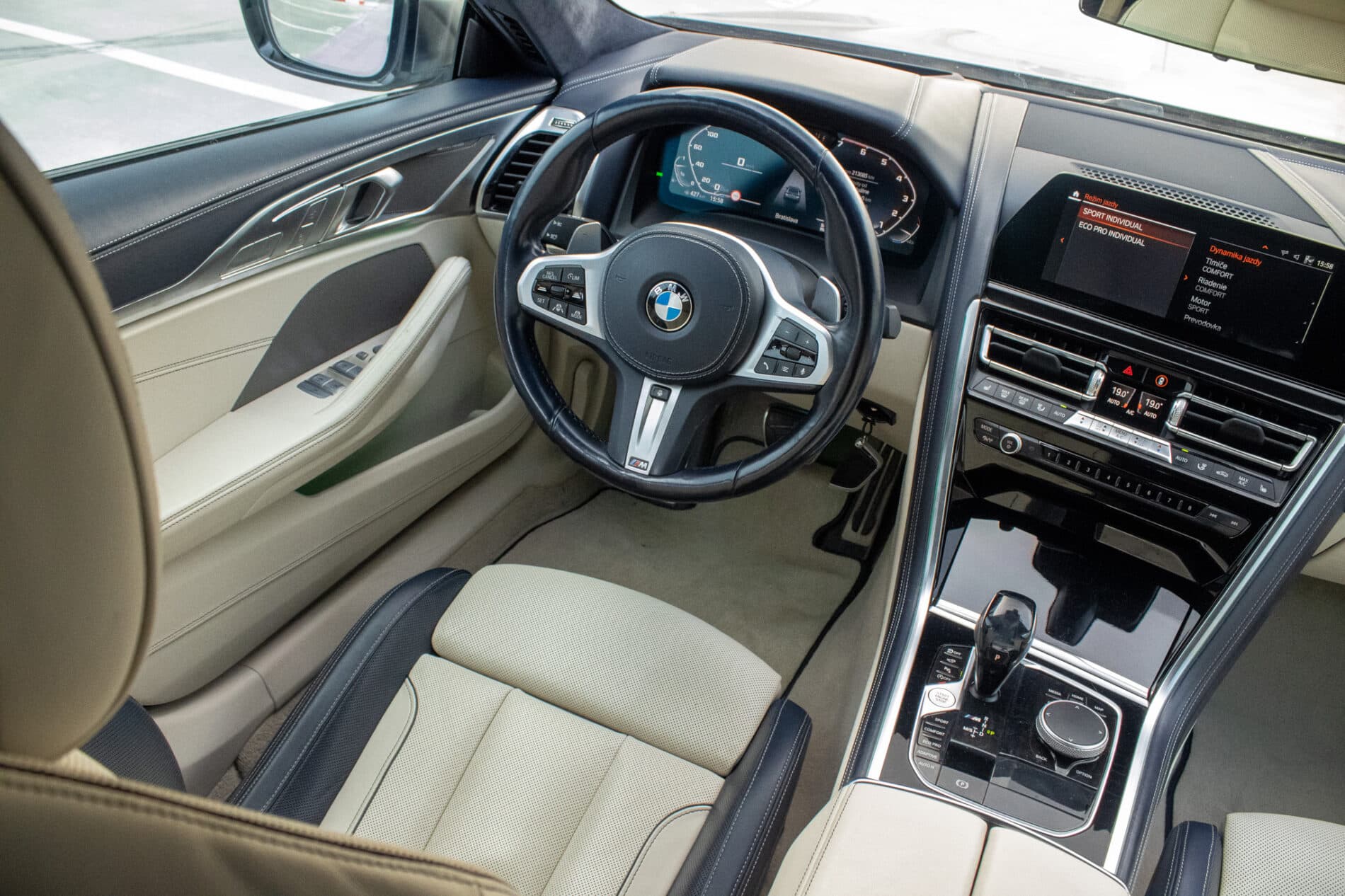 2021 BMW M850i, šedá kupé, 213 085 km