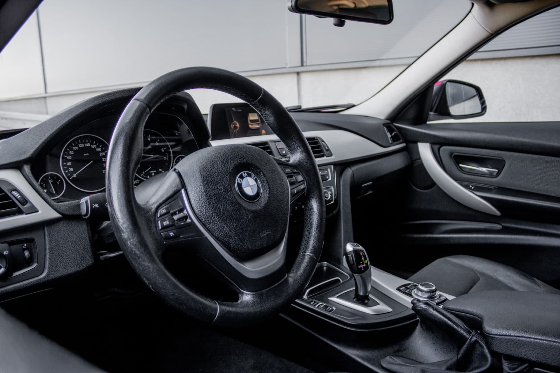 2016 BMW 320i, červená kombi, 285 295 km