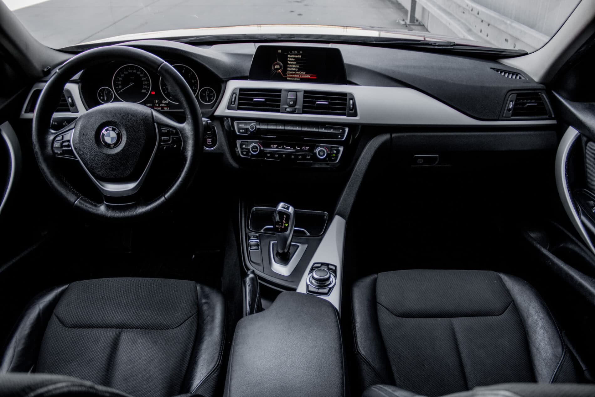 2016 BMW 320i, červená kombi, 285 295 km