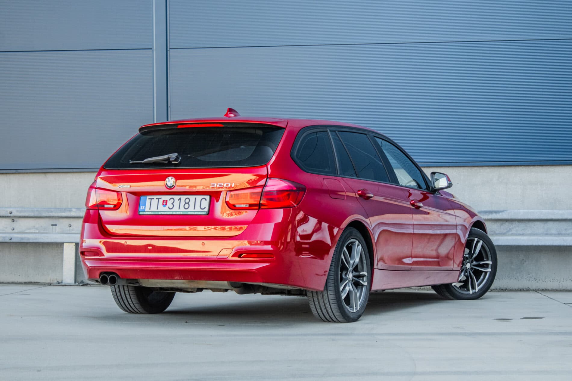 2016 BMW 320i, červená kombi, 285 295 km