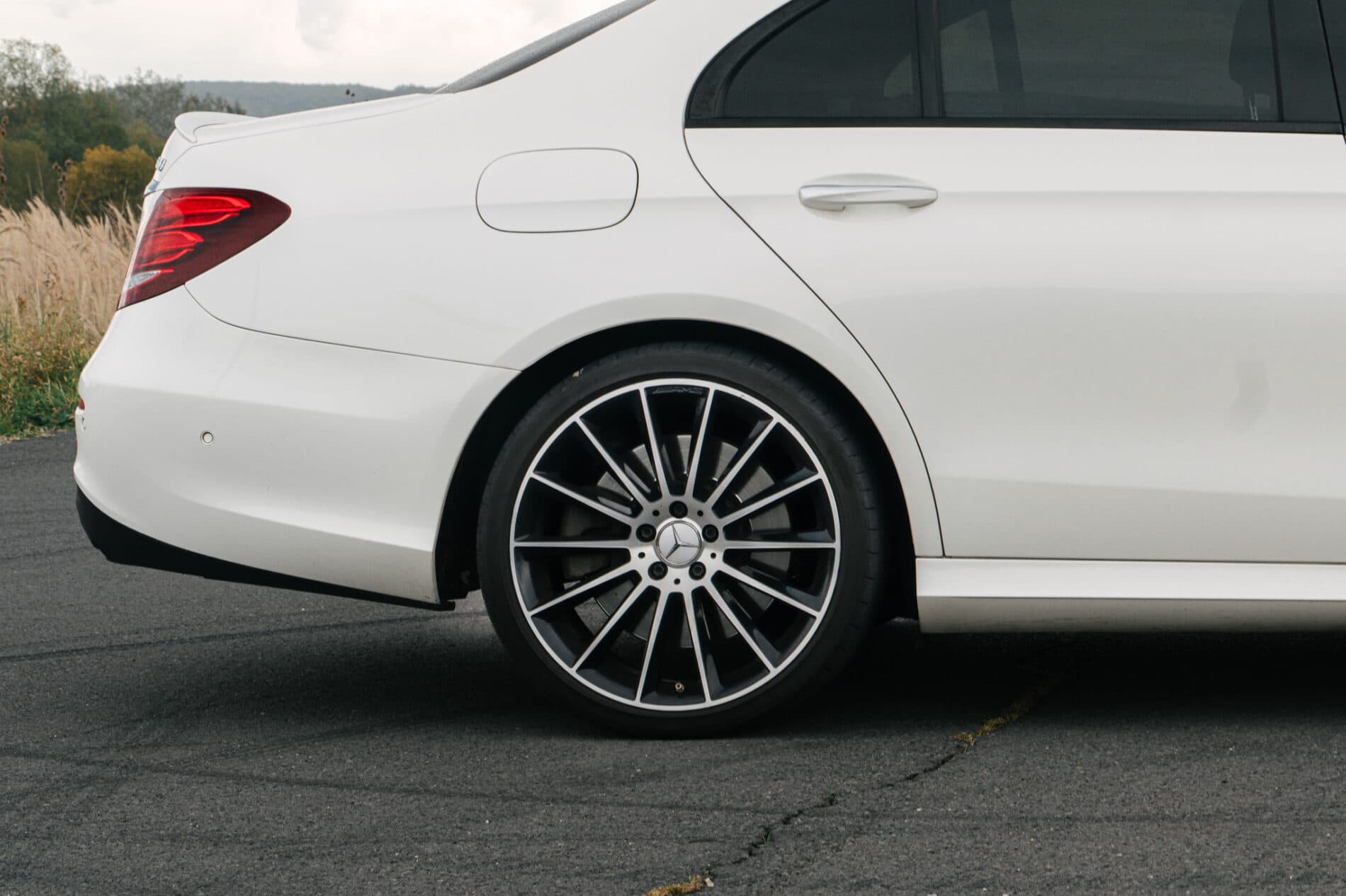 2017 Mercedes-Benz E 43 AMG, bílá sedan, 148 749 km