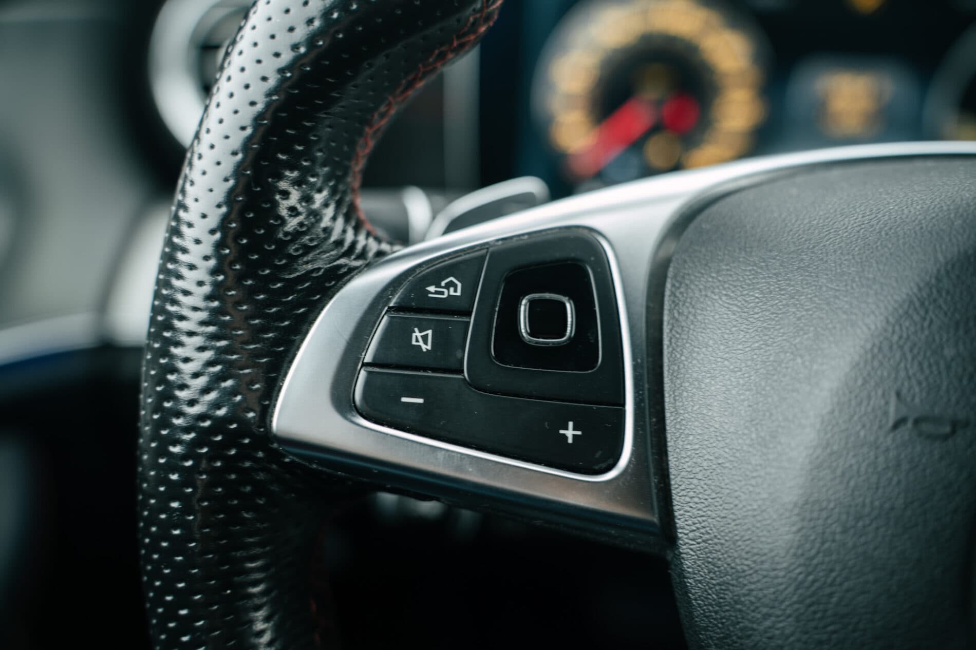 2017 Mercedes-Benz E 43 AMG, bílá sedan, 148 749 km