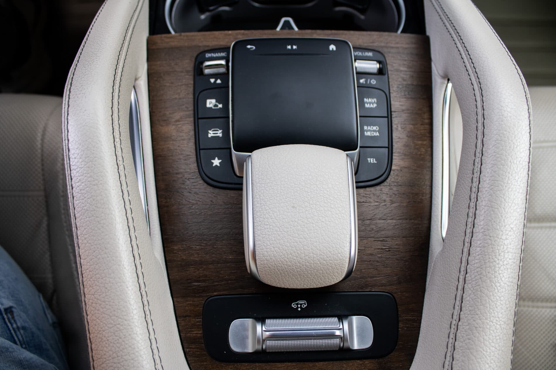 2021 Mercedes-Benz GLS 580, šedá suv, 109 687 km