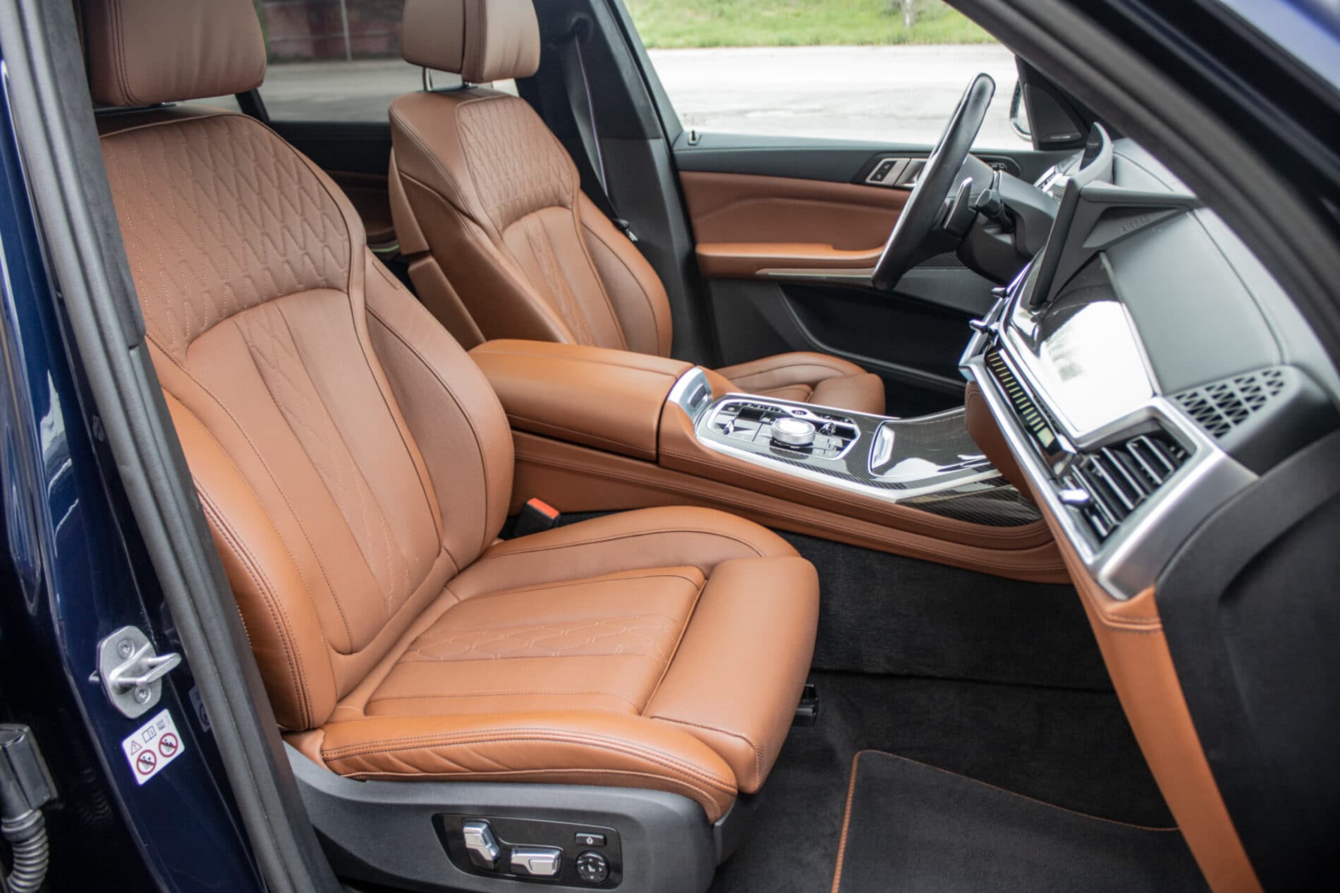 2024 BMW X7 M60i, modrá suv, 91 219 km