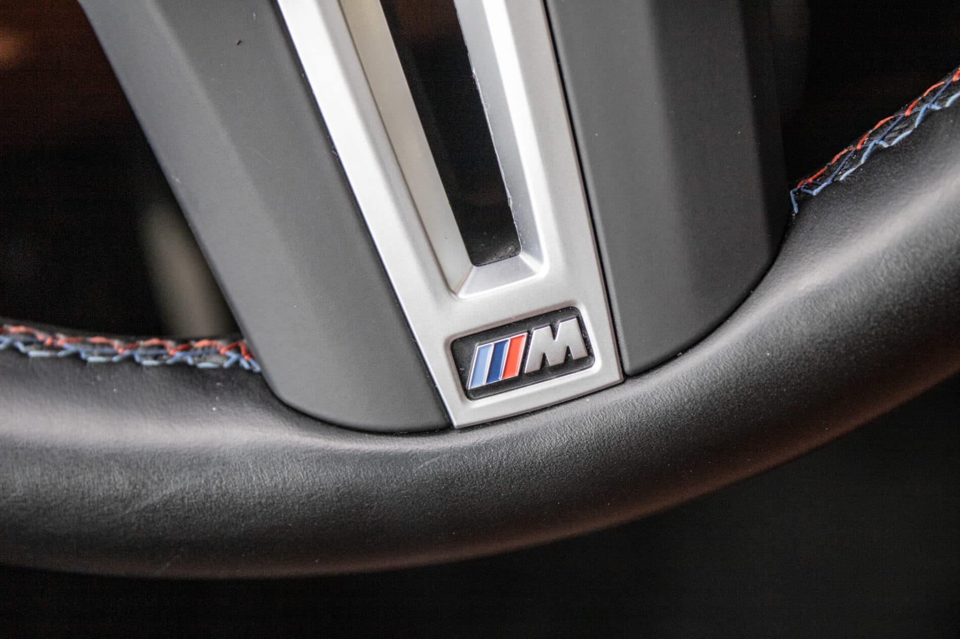 2024 BMW X7 M60i, modrá suv, 91 219 km