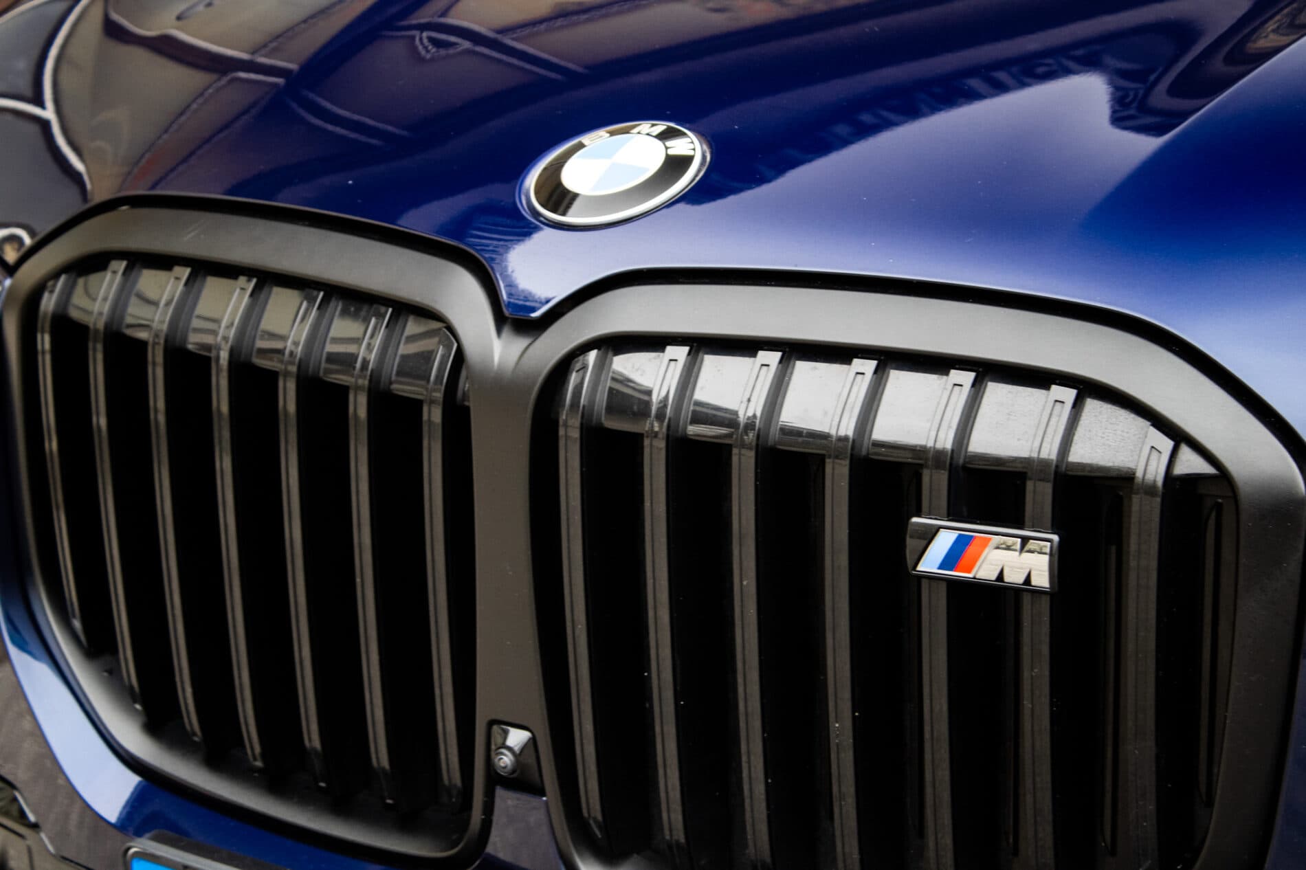 2024 BMW X7 M60i, modrá suv, 91 219 km