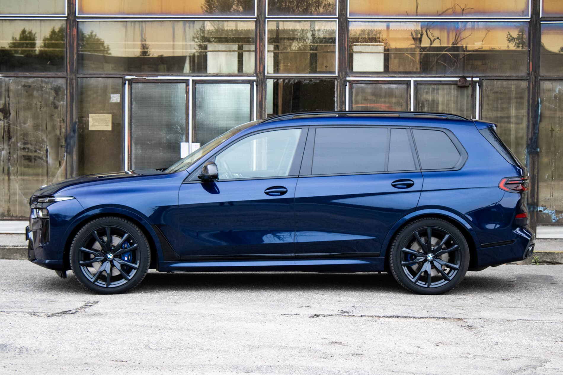 2024 BMW X7 M60i, modrá suv, 91 219 km