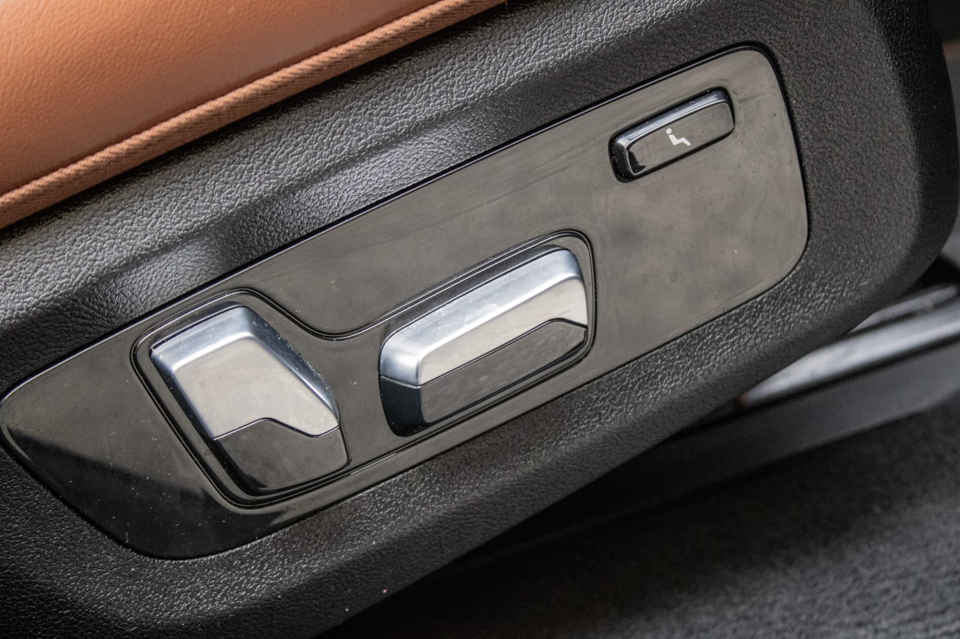 2024 BMW X7 M60i, modrá suv, 91 219 km
