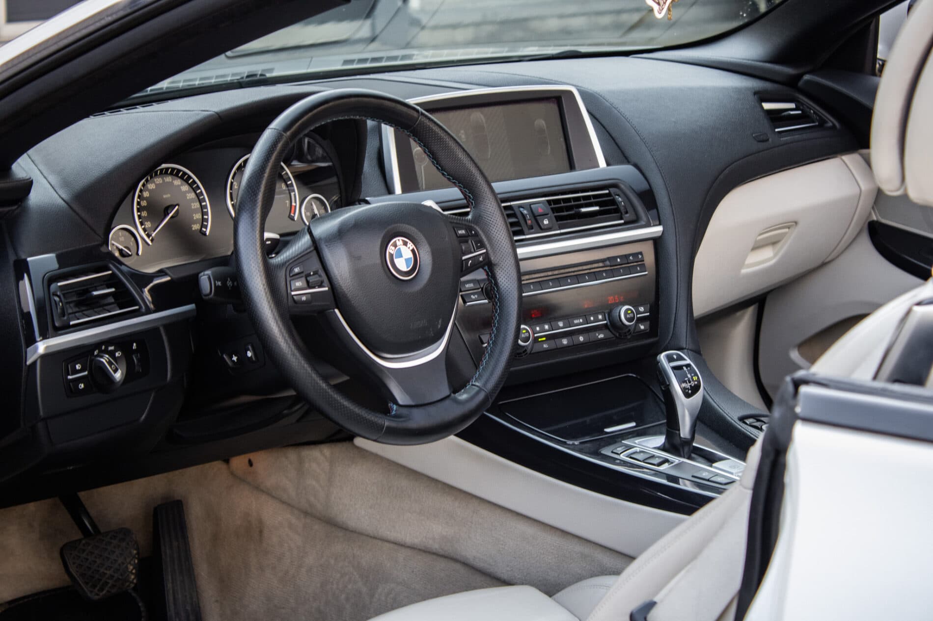 2011 BMW 640i, bílá kabriolet, 177 355 km