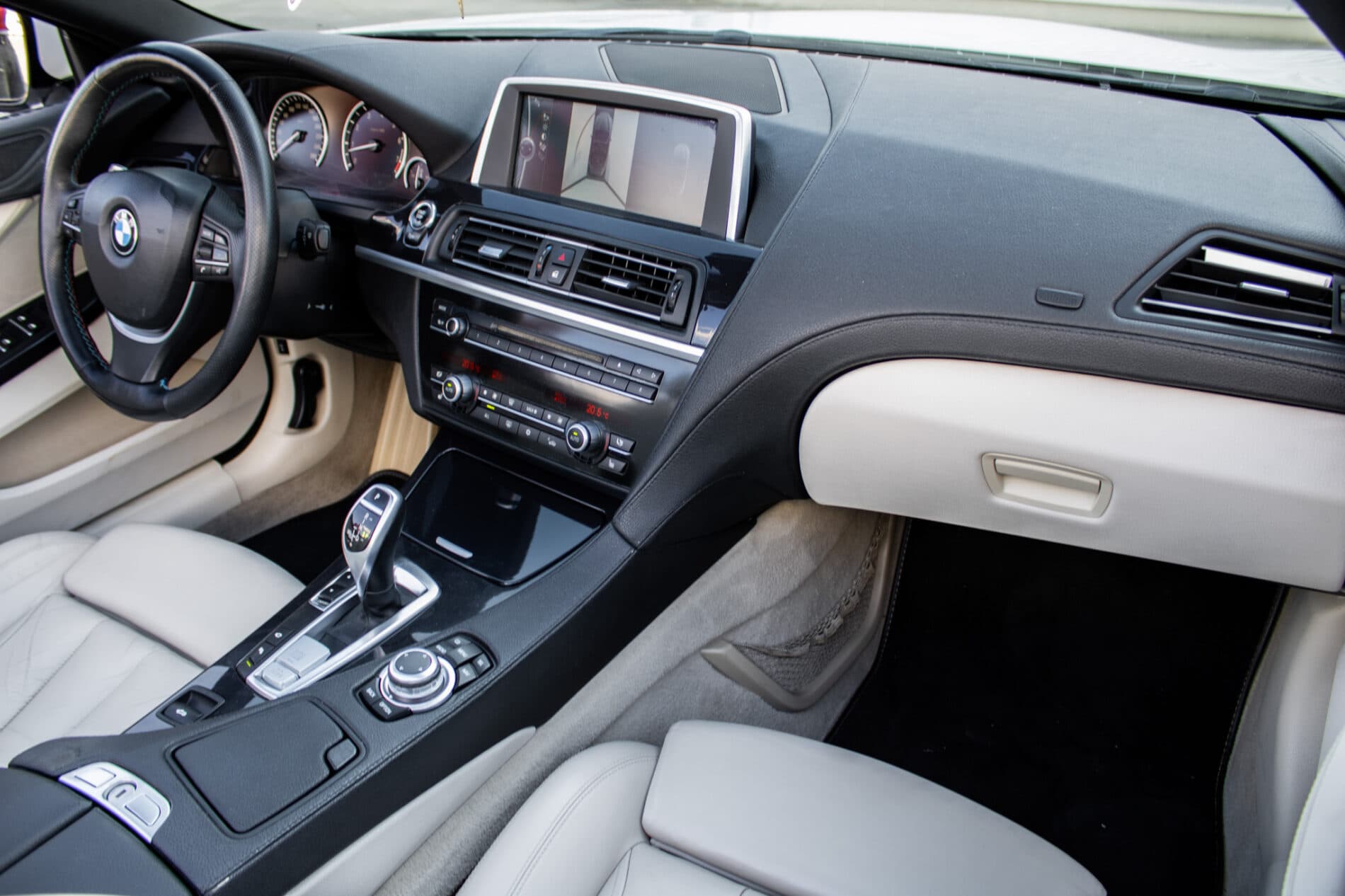 2011 BMW 640i, bílá kabriolet, 177 355 km
