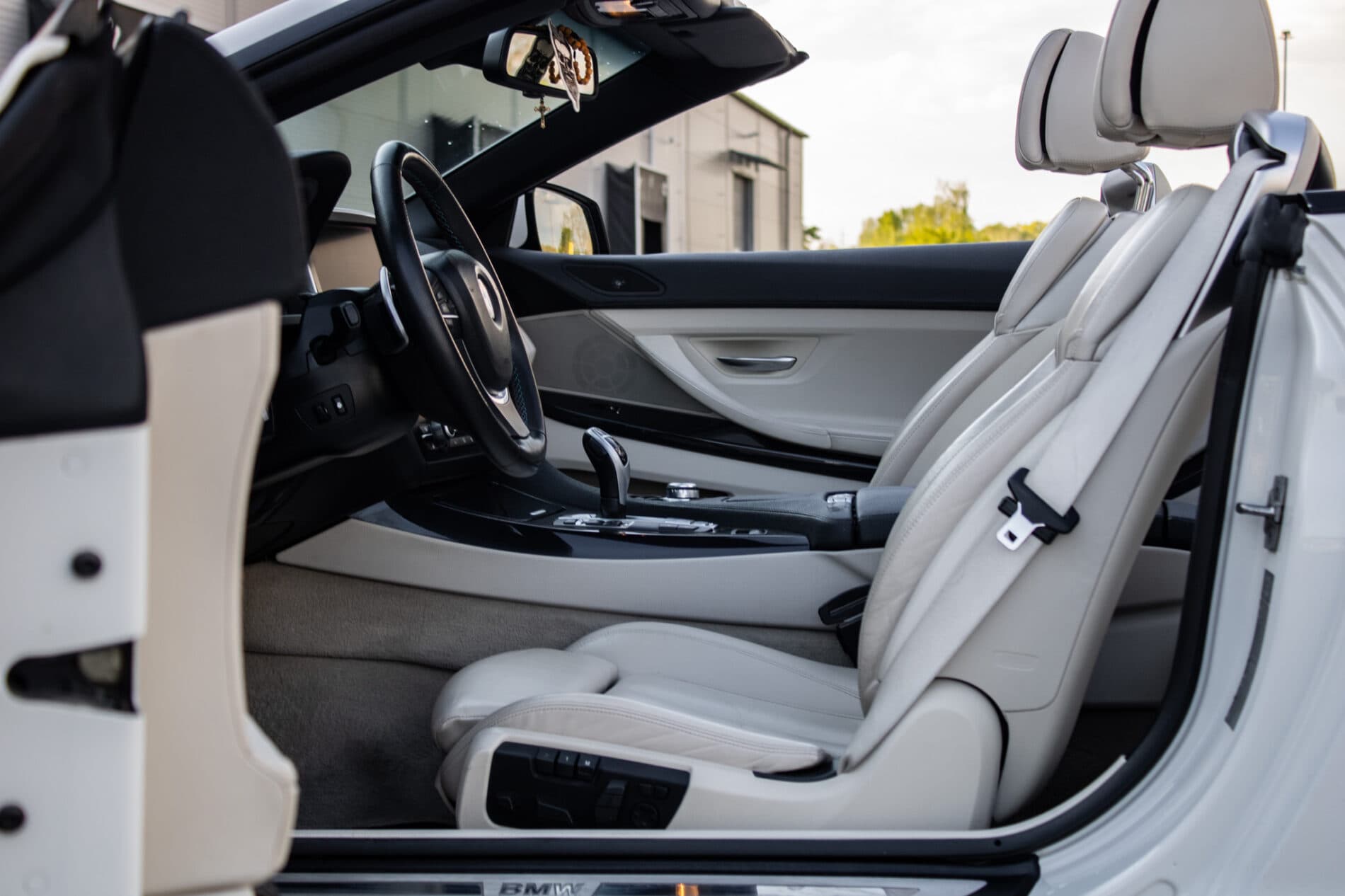 2011 BMW 640i, bílá kabriolet, 177 355 km