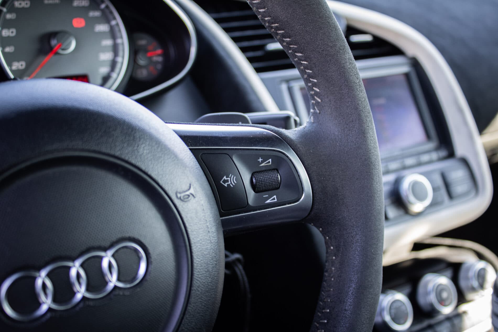 2007 AUDI R8, šedá kupé, 71 374 km