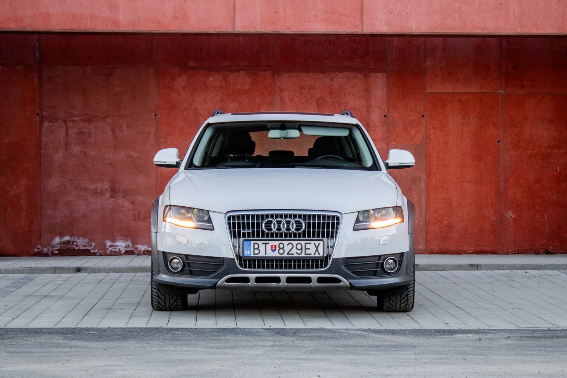 2010 AUDI A4, bílá kombi, 260 367 km