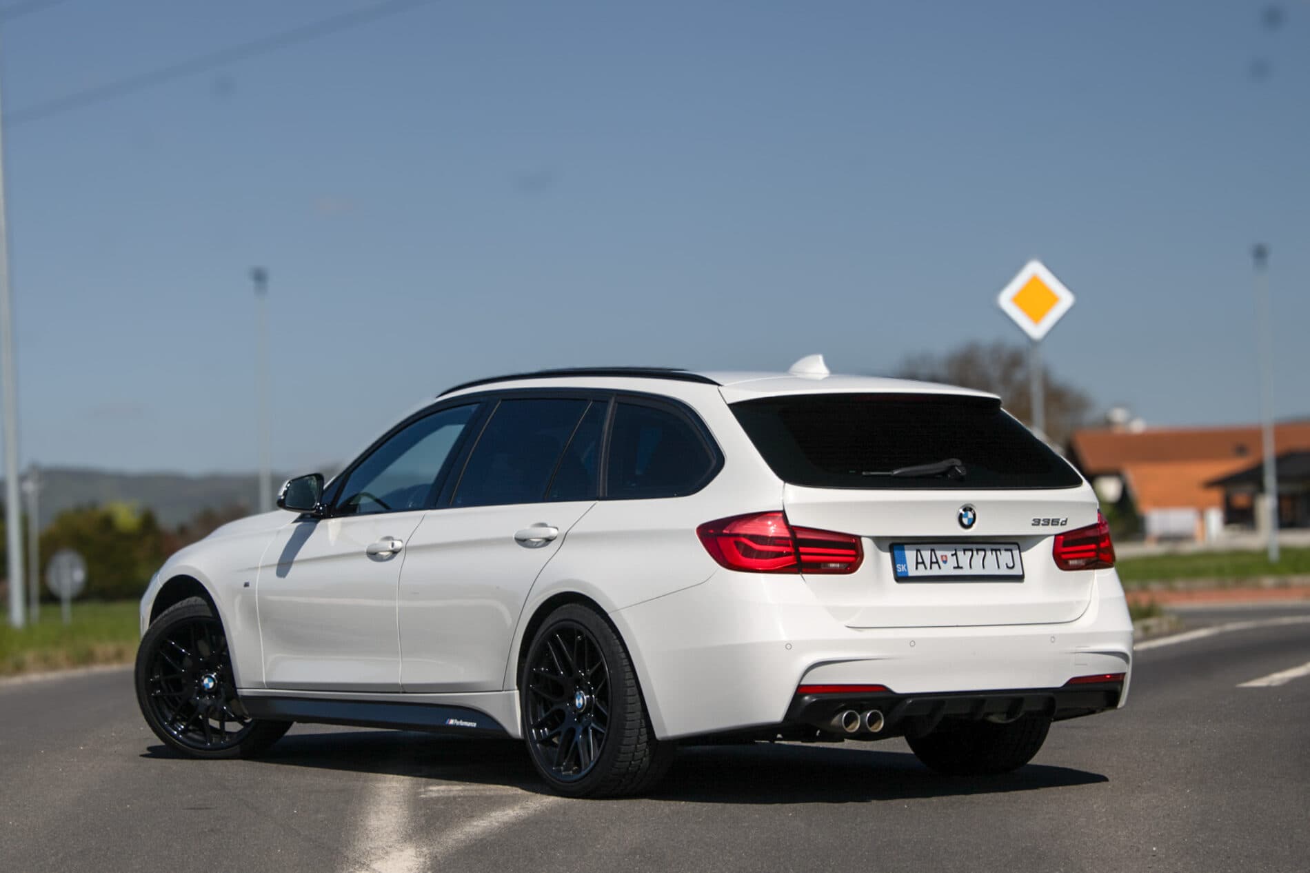 2017 BMW 335d, bílá kombi, 150 450 km