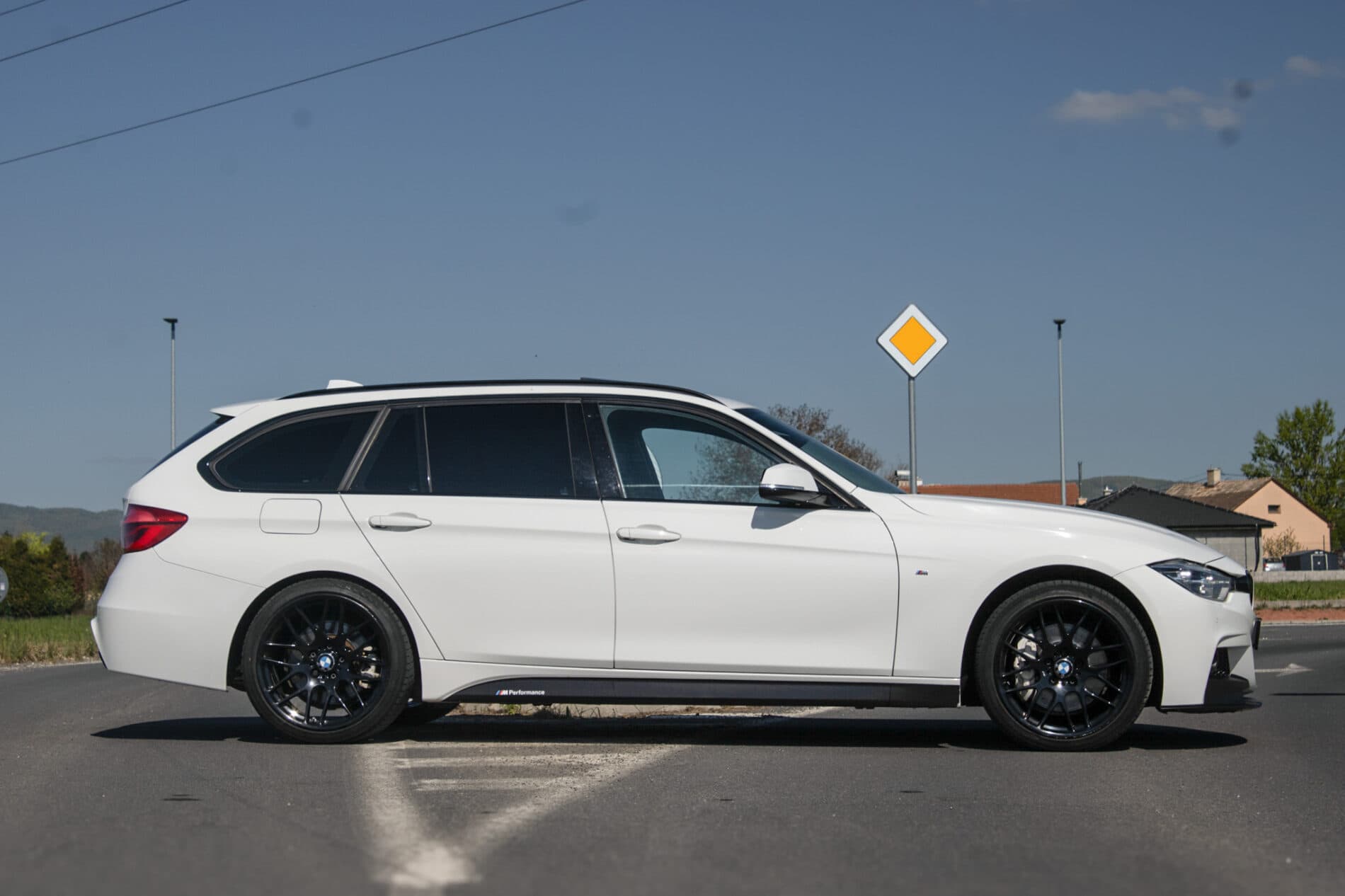 2017 BMW 335d, bílá kombi, 150 450 km