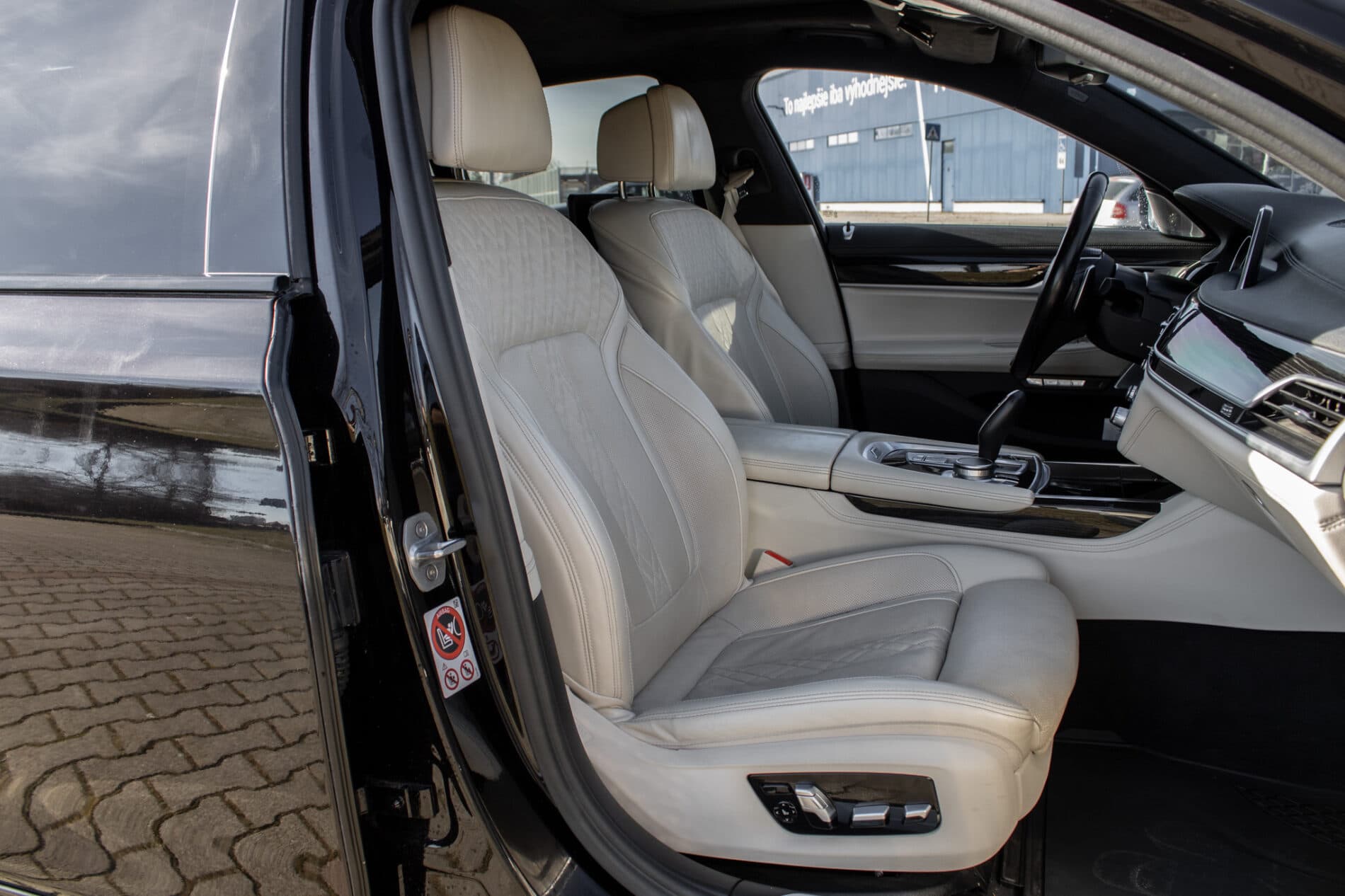 2017 BMW 740d, černá sedan, 137 000 km