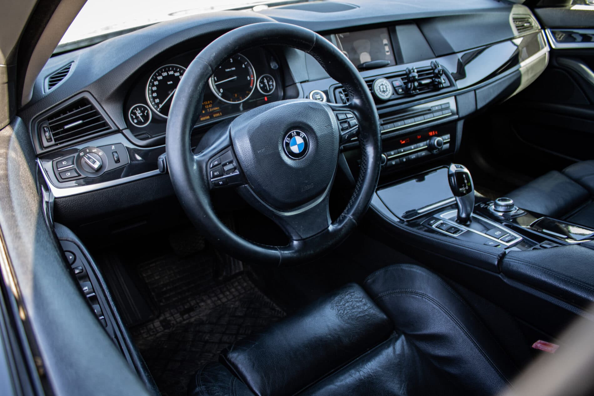 2010 BMW 530d, černá sedan, 468 596 km