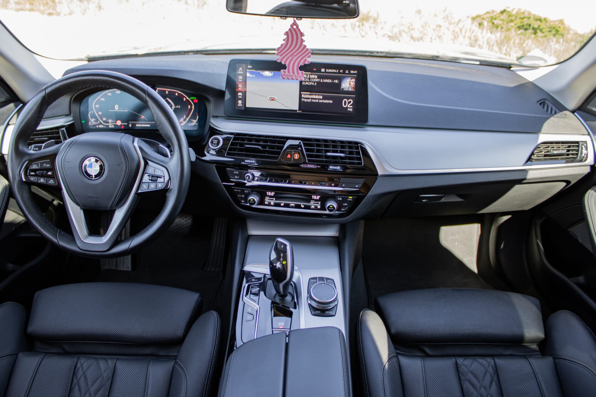 2022 BMW 540d, černá sedan, 145 997 km