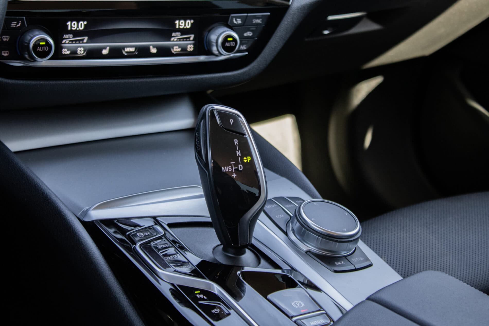 2022 BMW 540d, černá sedan, 145 997 km