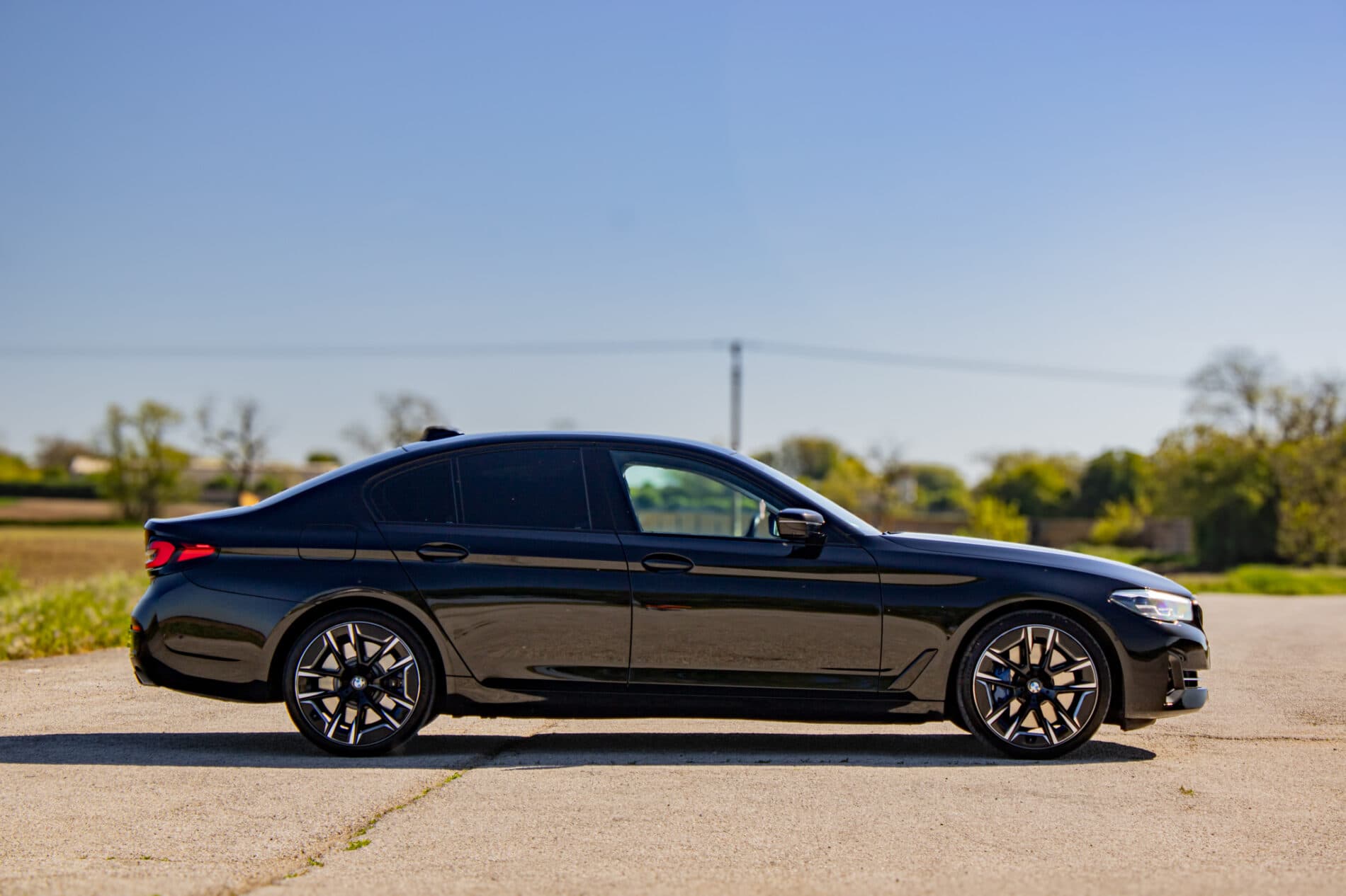 2022 BMW 540d, černá sedan, 145 997 km