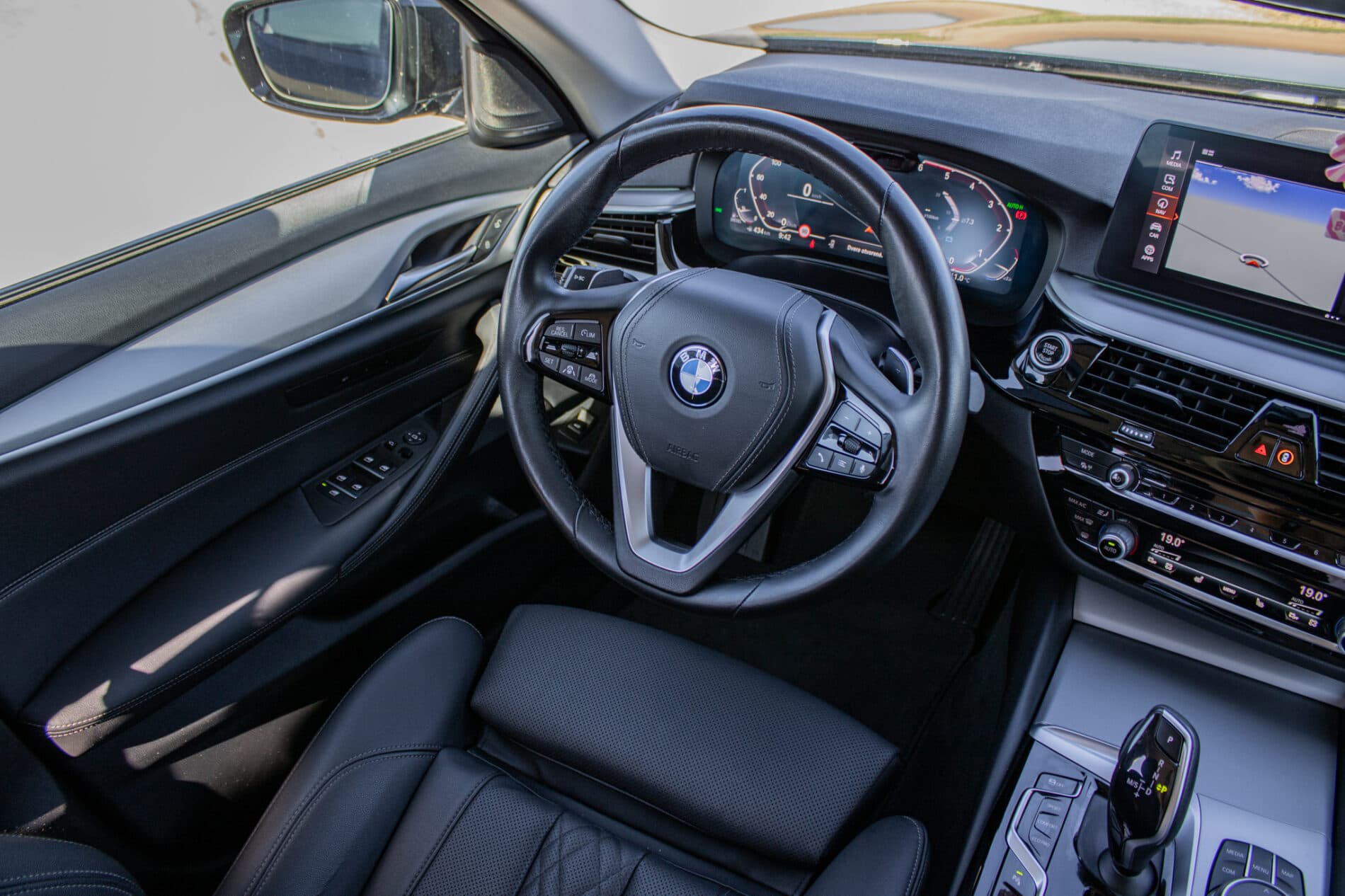 2022 BMW 540d, černá sedan, 145 997 km