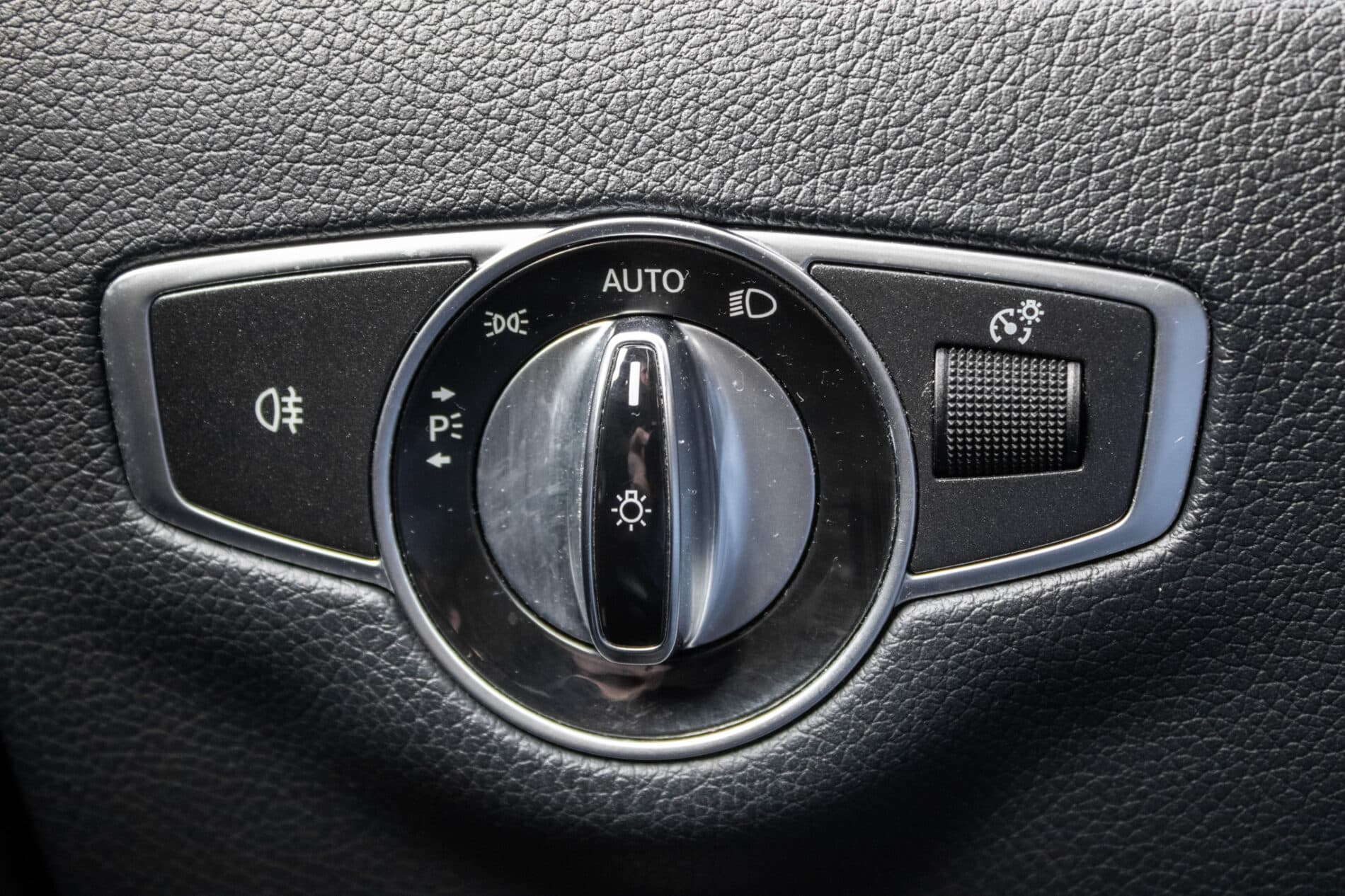 2018 Mercedes-Benz E 350d, šedá kombi, 175 769 km