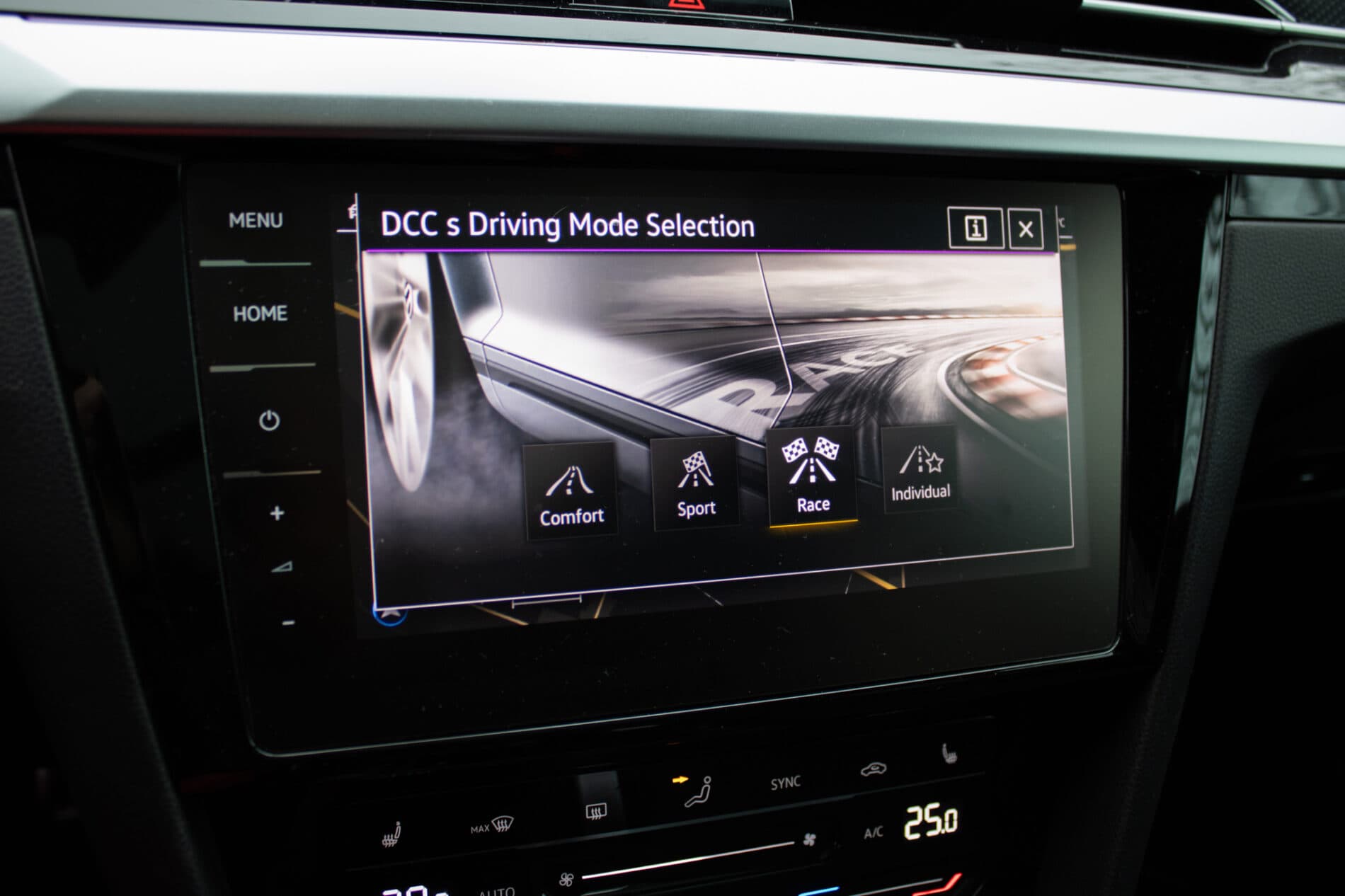 2022 Volkswagen Arteon R, černá kombi, 40 950 km