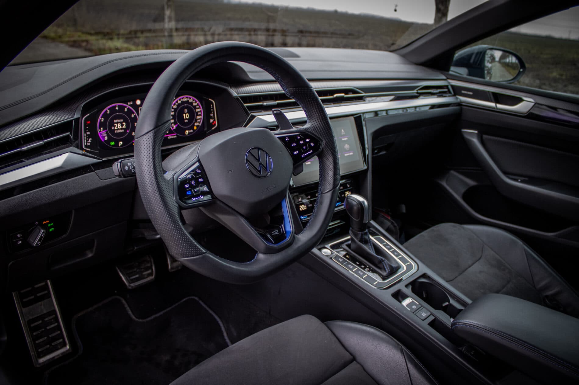 2022 Volkswagen Arteon R, černá kombi, 40 950 km