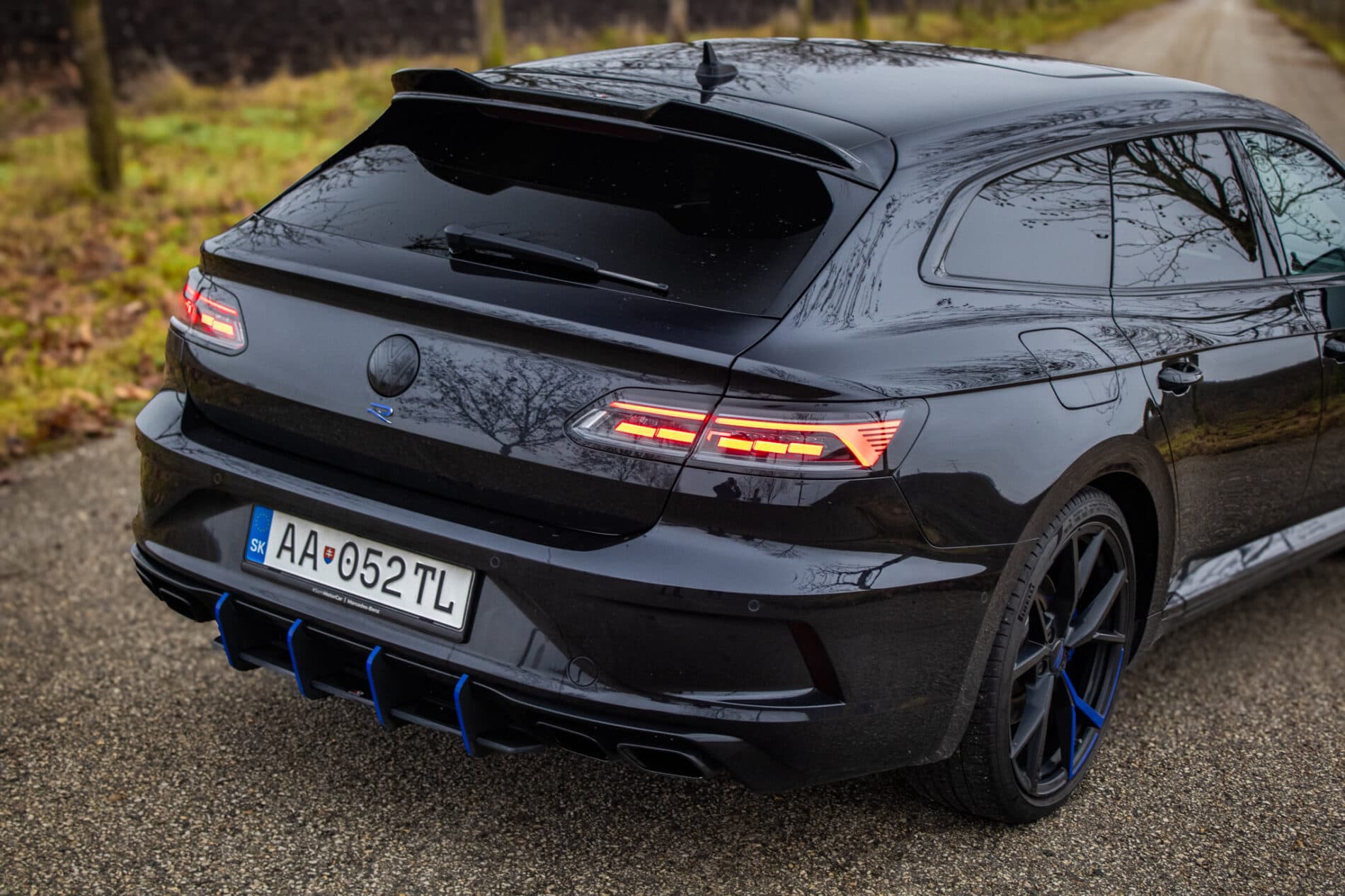 2022 Volkswagen Arteon R, černá kombi, 40 950 km