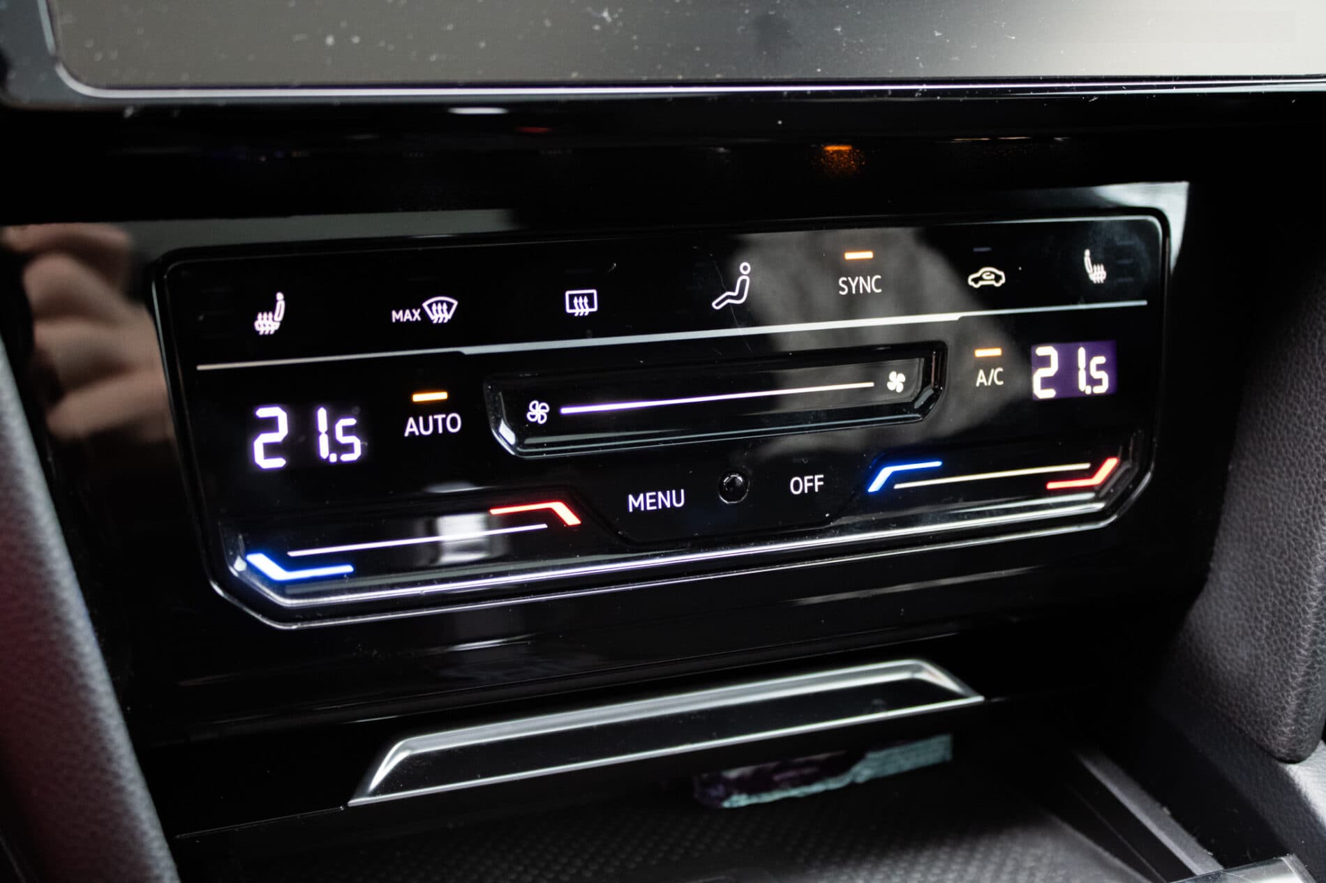 2022 Volkswagen Arteon R, černá kombi, 40 950 km