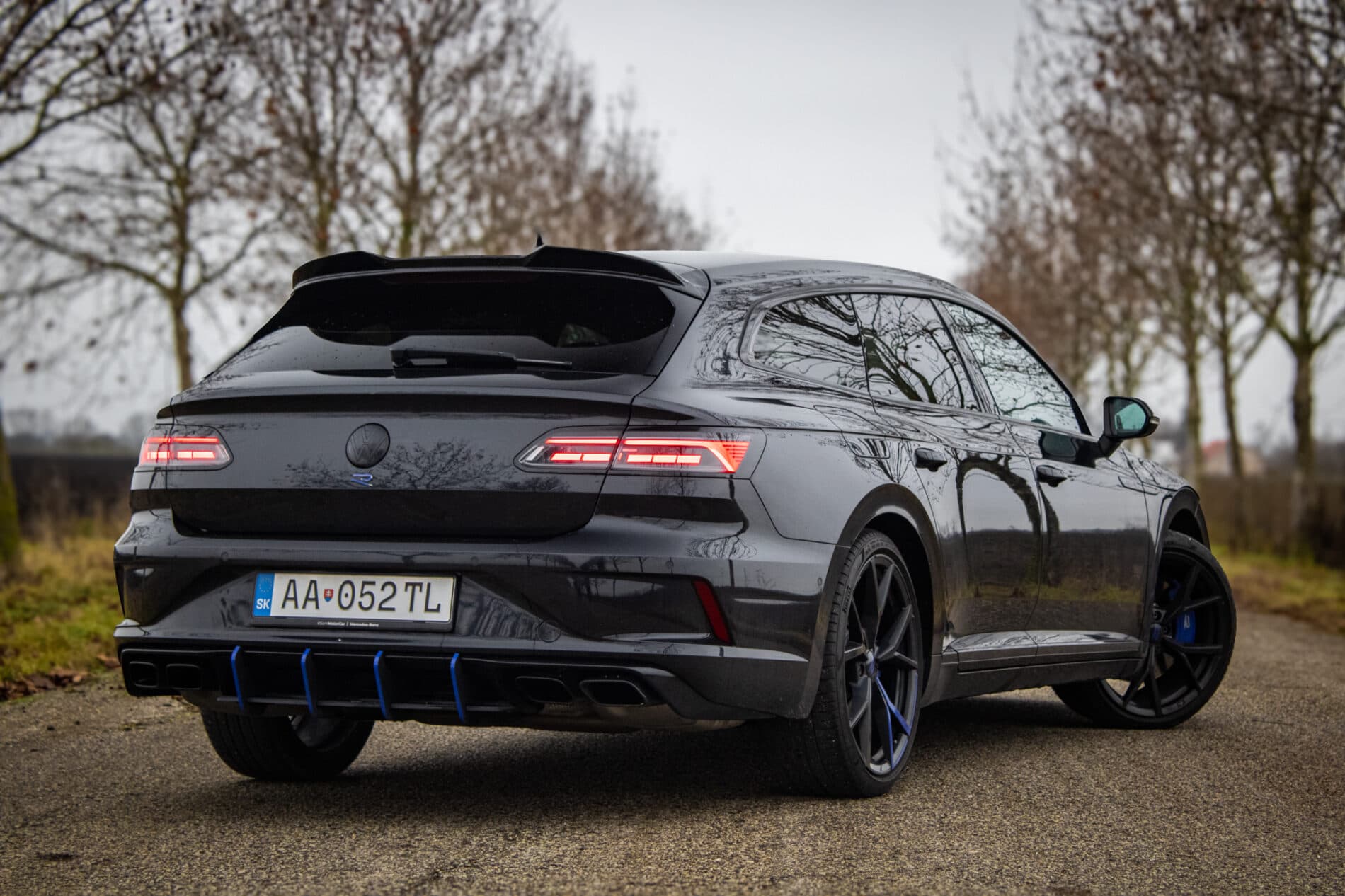 2022 Volkswagen Arteon R, černá kombi, 40 950 km