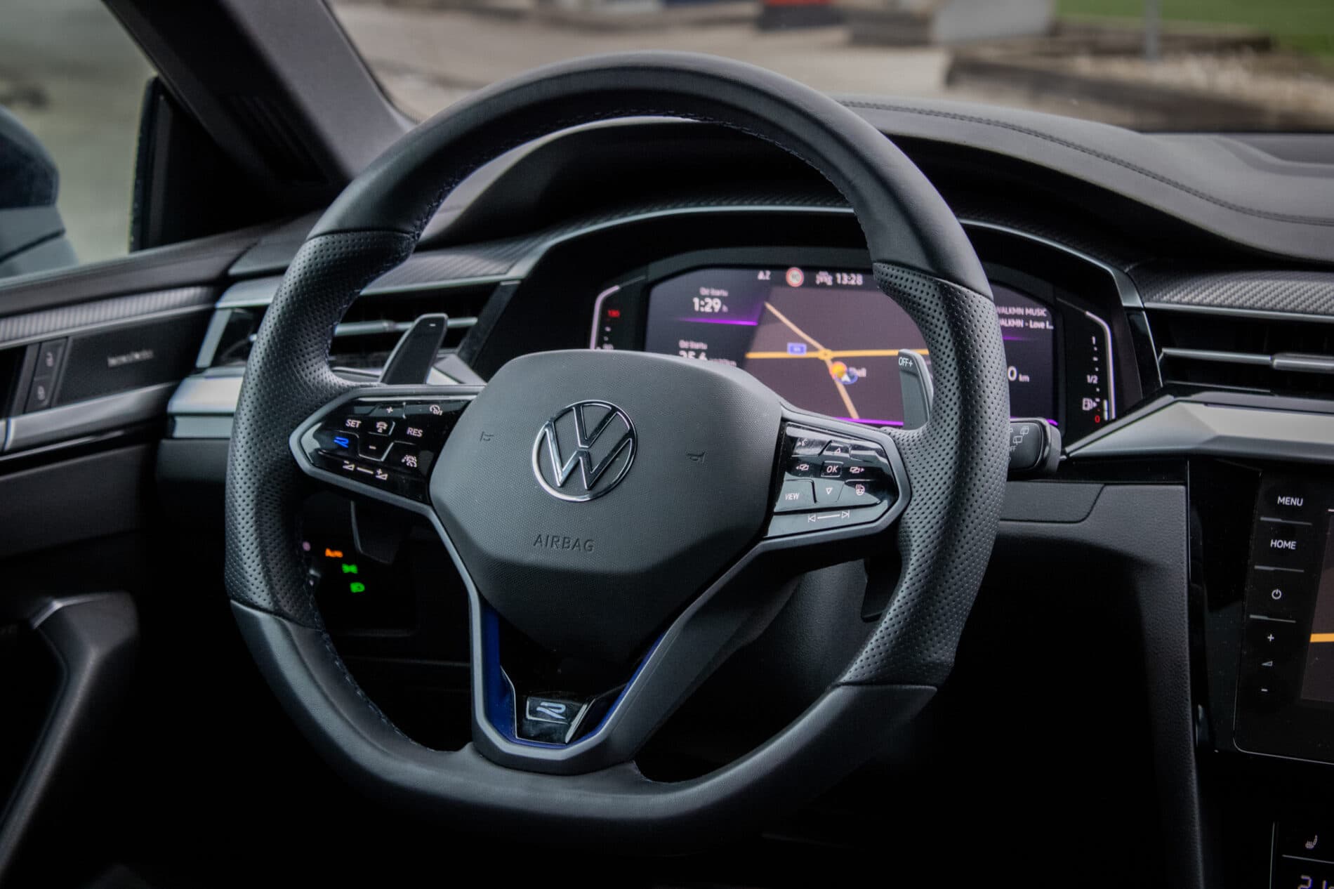 2022 Volkswagen Arteon R, černá kombi, 40 950 km