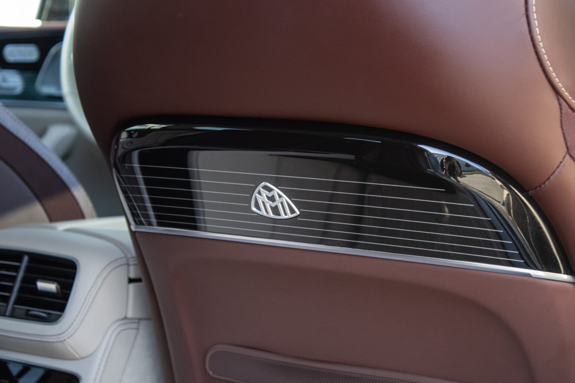 2022 Mercedes-Benz GLS Maybach, šedá suv, 42 000 km
