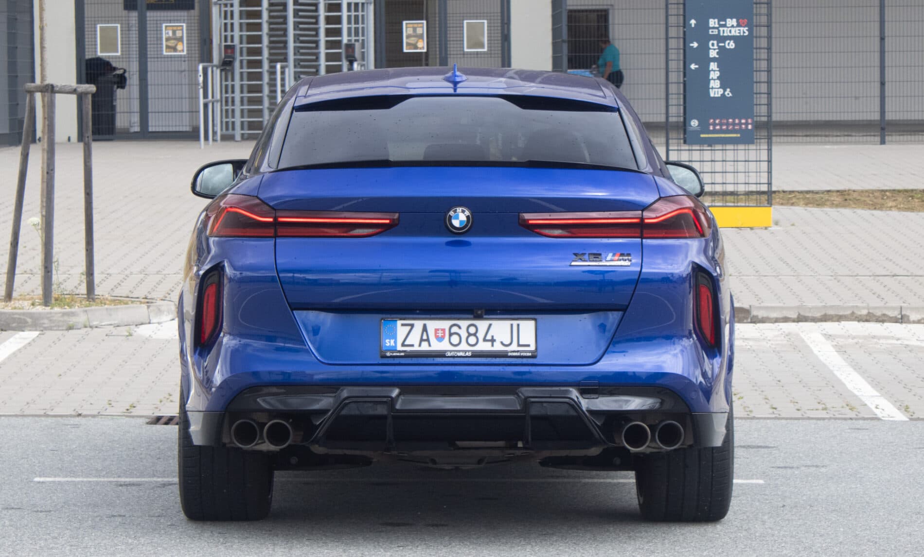 2021 BMW X6 M, modrá suv, 58 721 km