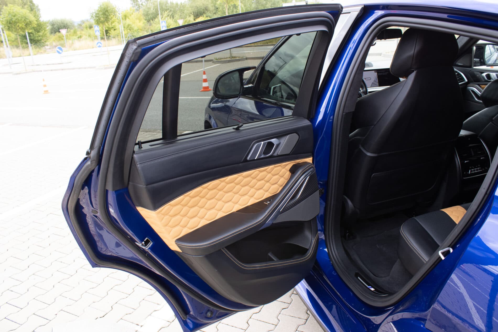 2021 BMW X6 M, modrá suv, 58 721 km