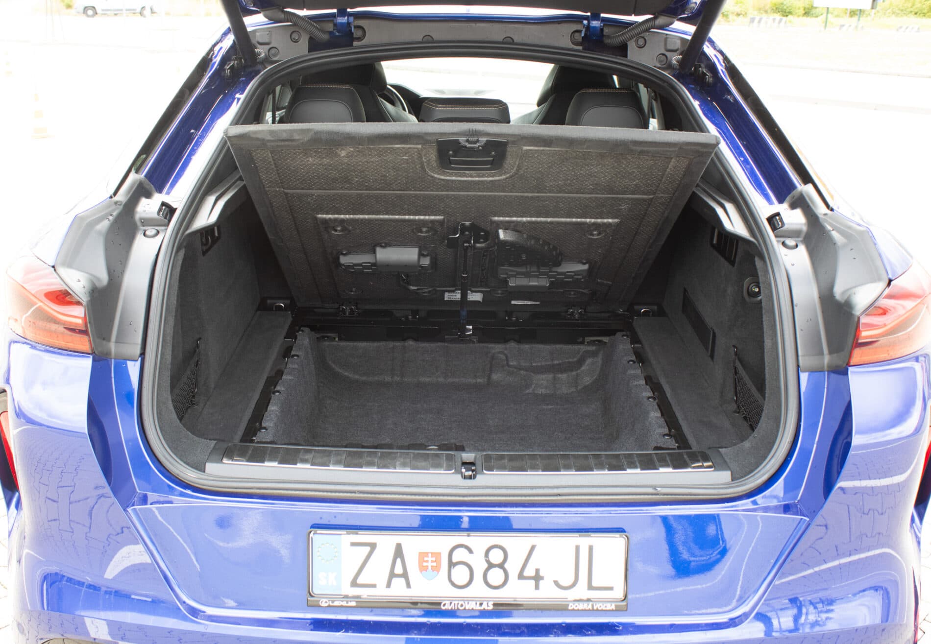 2021 BMW X6 M, modrá suv, 58 721 km