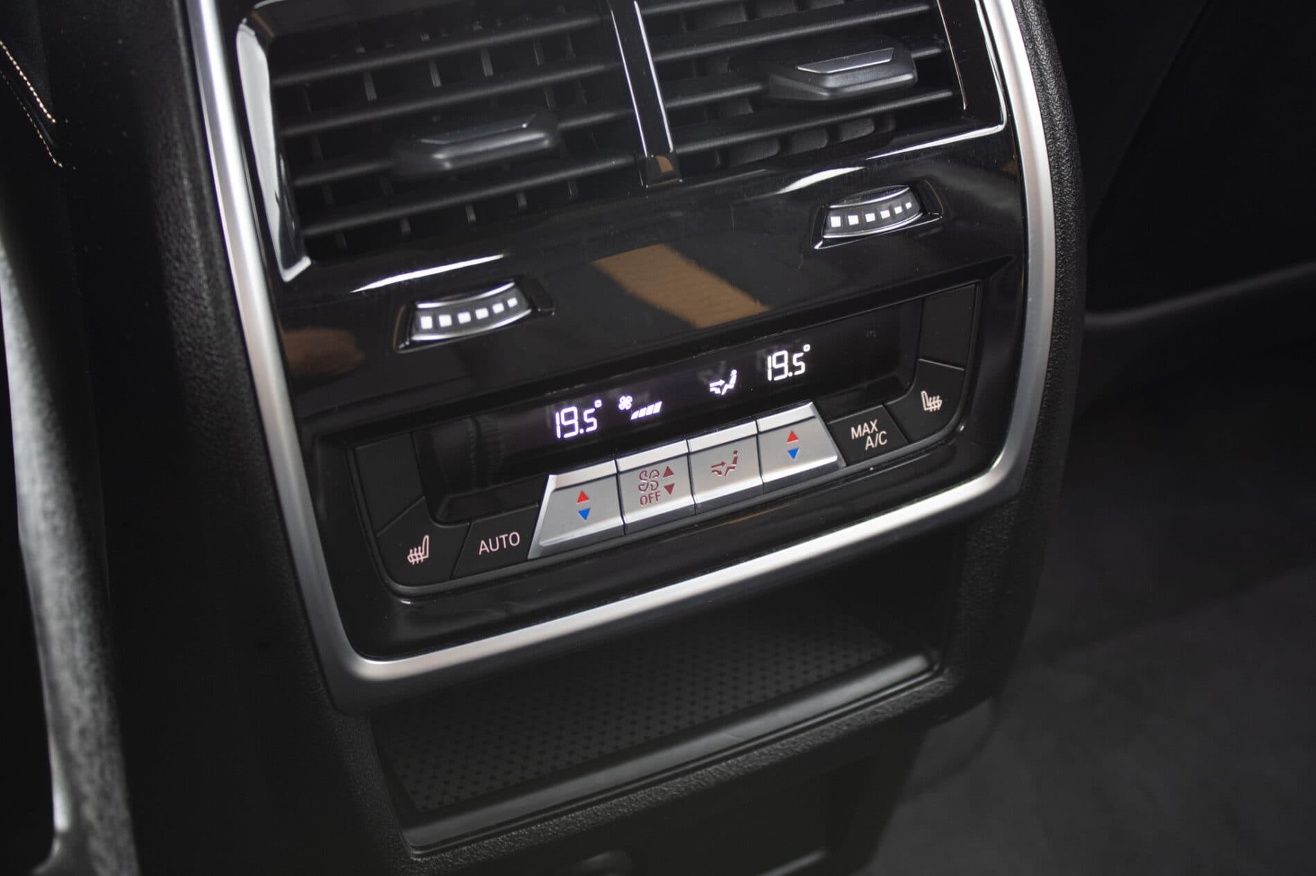 2021 BMW X6 M, modrá suv, 58 721 km