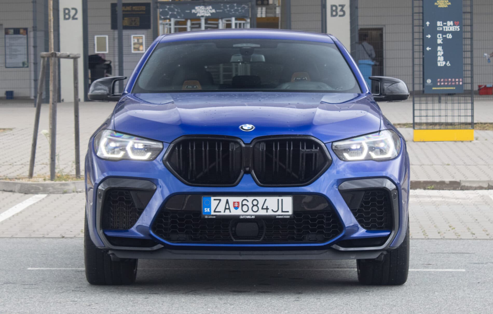 2021 BMW X6 M, modrá suv, 58 721 km