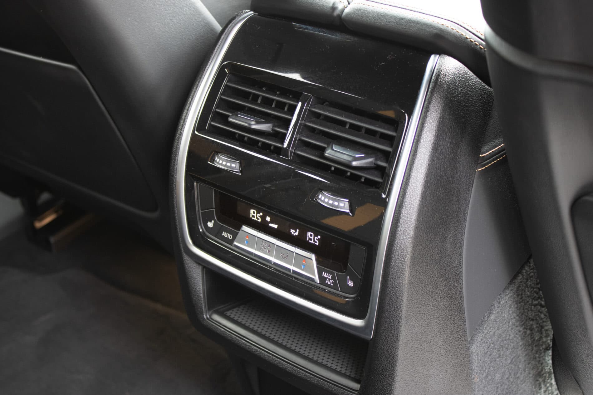 2021 BMW X6 M, modrá suv, 58 721 km