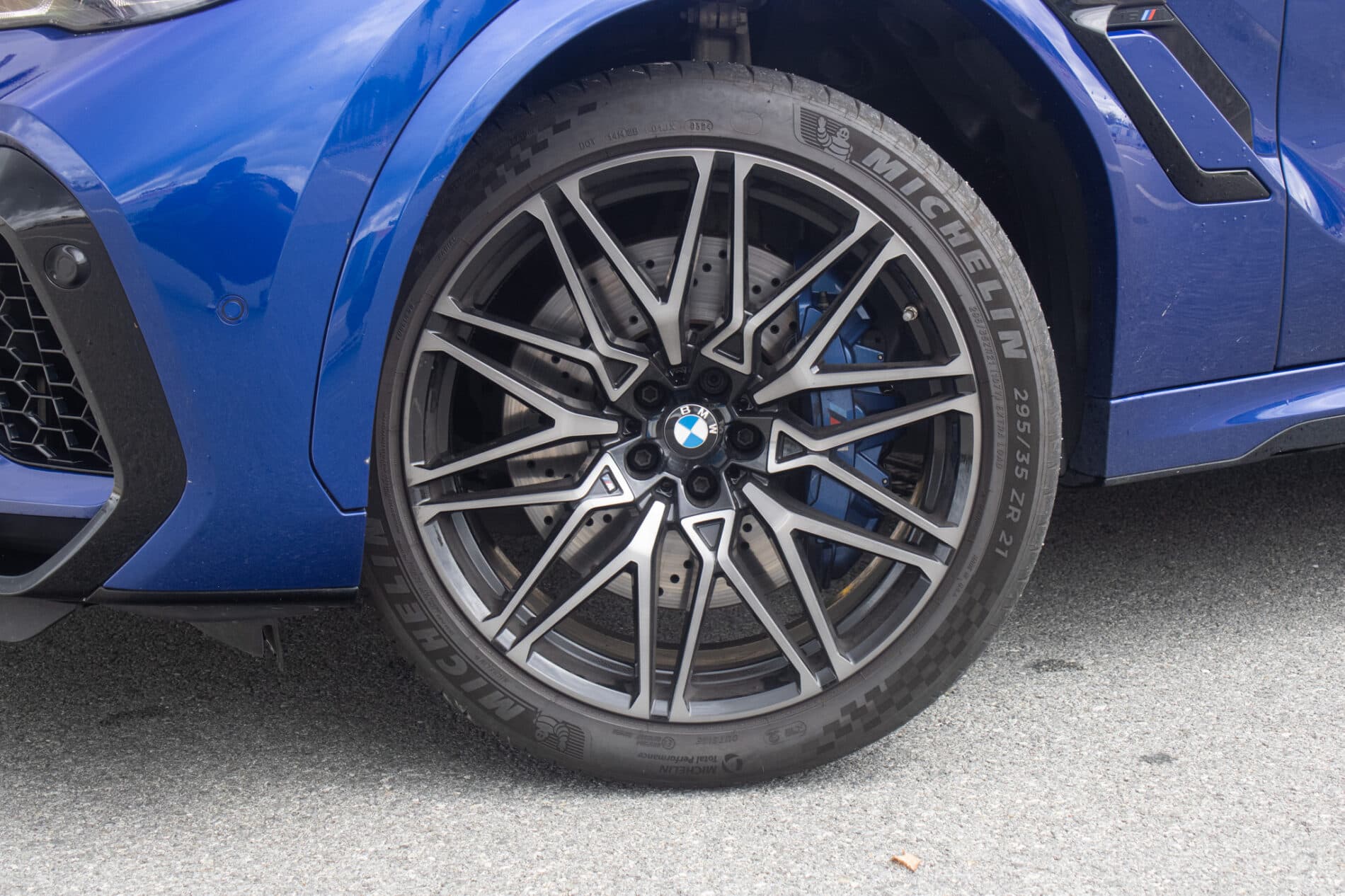 2021 BMW X6 M, modrá suv, 58 721 km